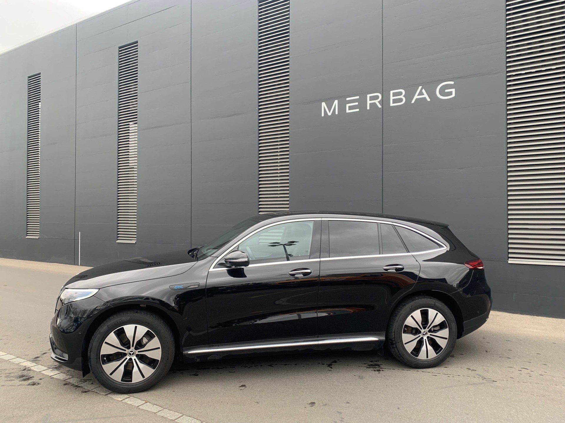 MERCEDES-BENZ EQC 400 AMG Line 4Matic-image-2