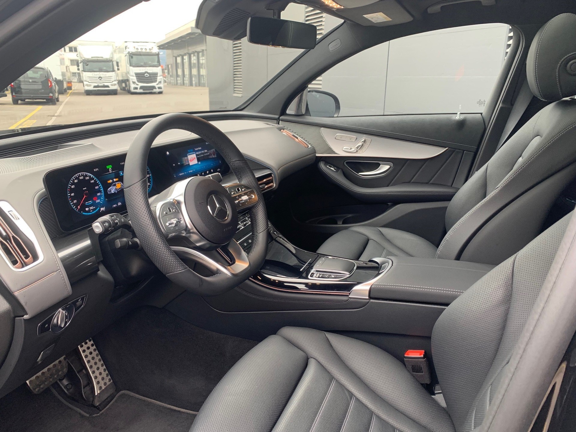 MERCEDES-BENZ EQC 400 AMG Line 4Matic-image-3