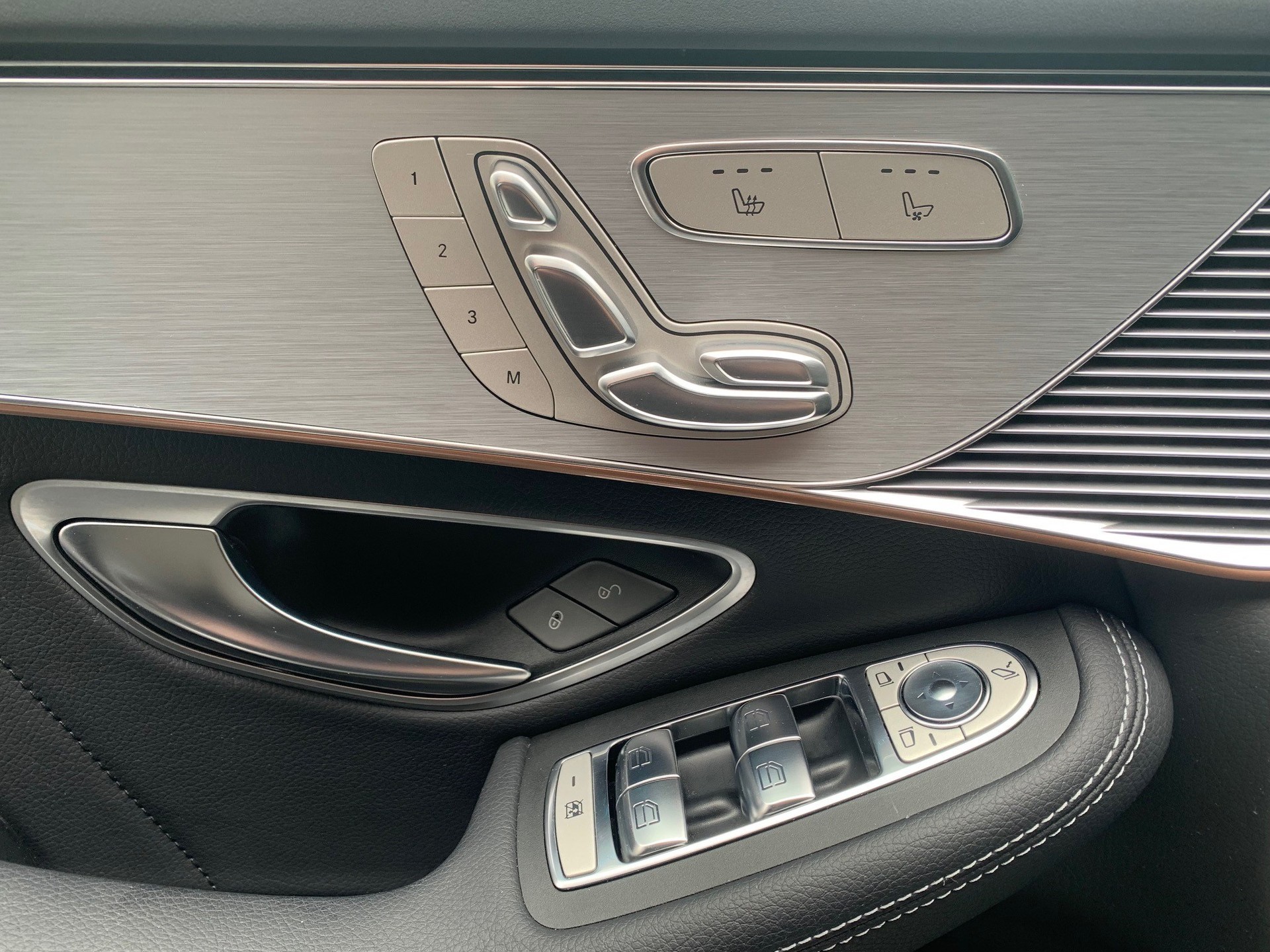 MERCEDES-BENZ EQC 400 AMG Line 4Matic-image-4