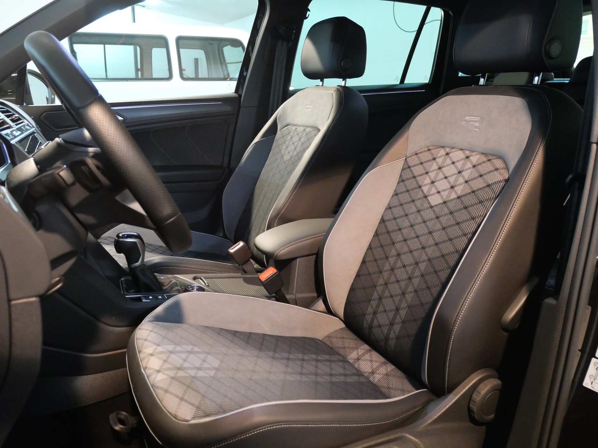 VW Tiguan 2.0TSI R-Line 4Motion DSG-image-25
