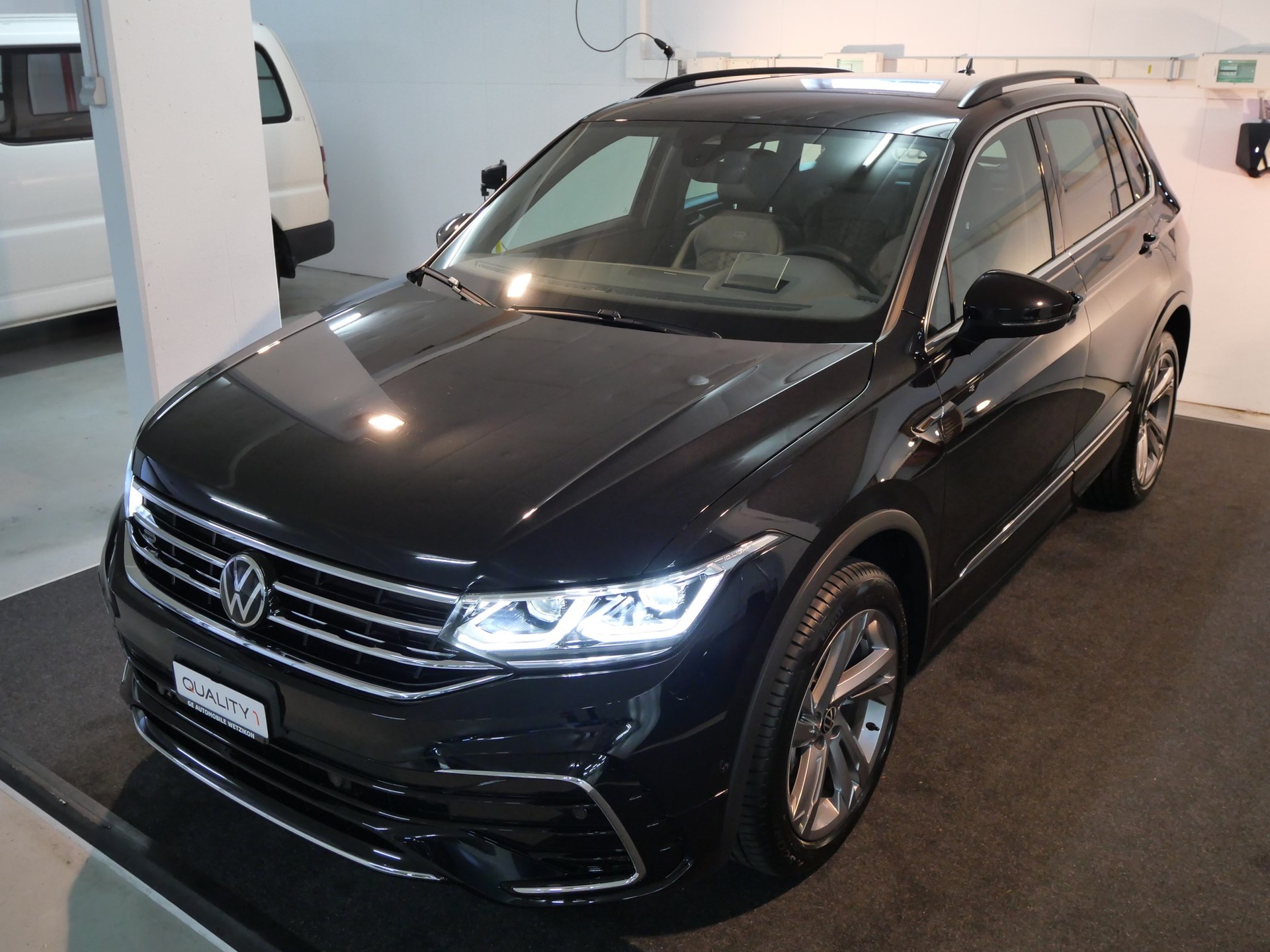 VW Tiguan 2.0TSI R-Line 4Motion DSG-image-1
