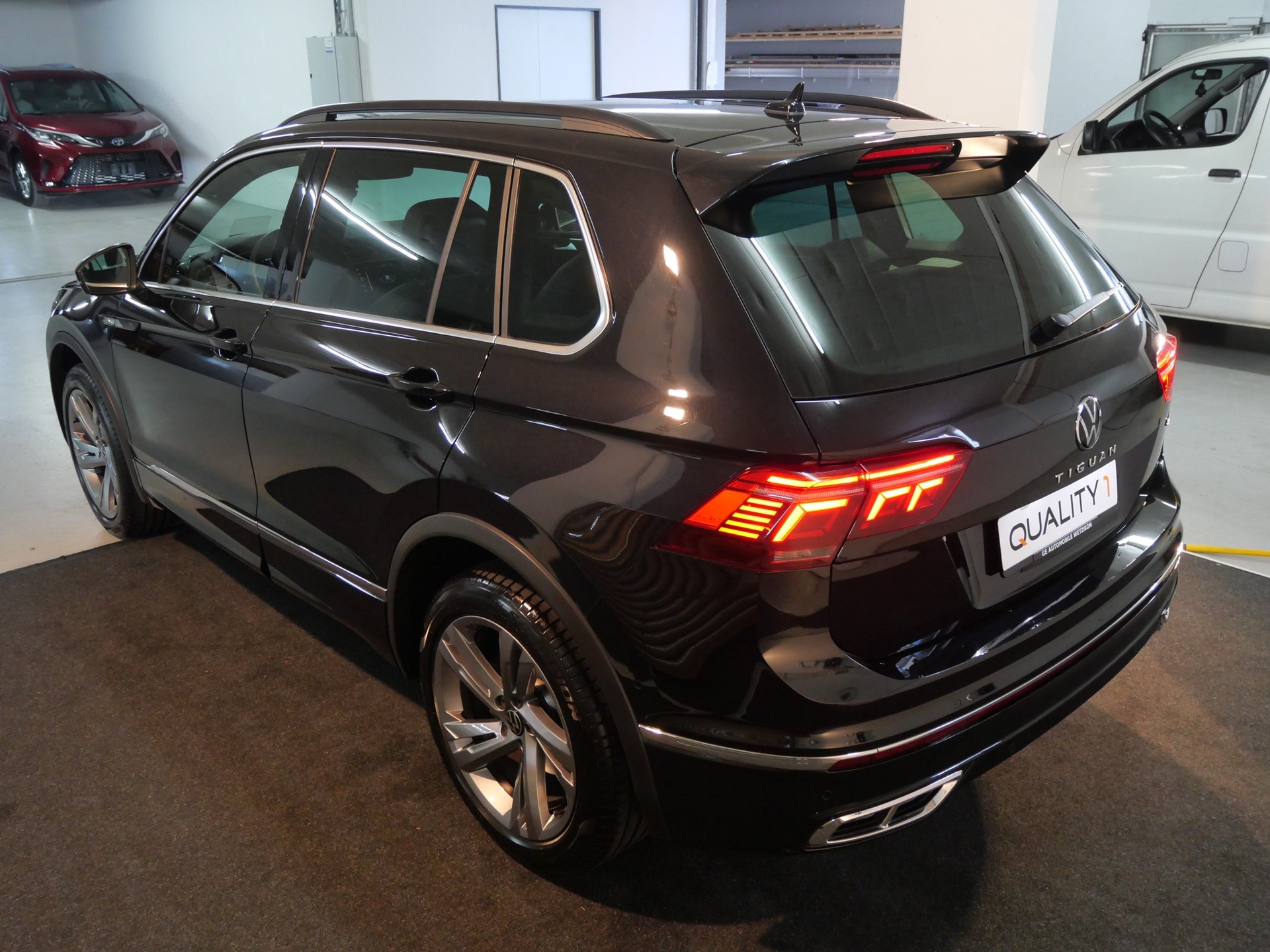 VW Tiguan 2.0TSI R-Line 4Motion DSG-image-12