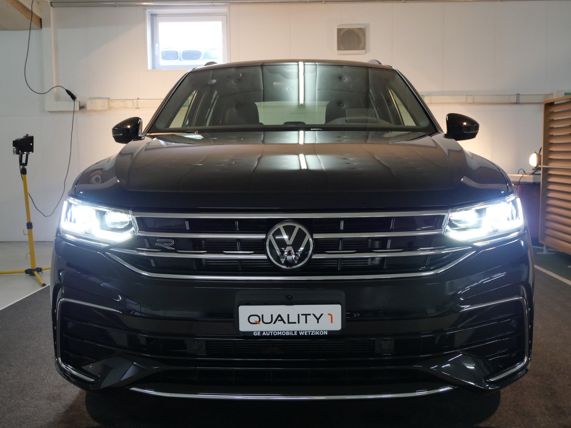 VW Tiguan 2.0TSI R-Line 4Motion DSG-image-2