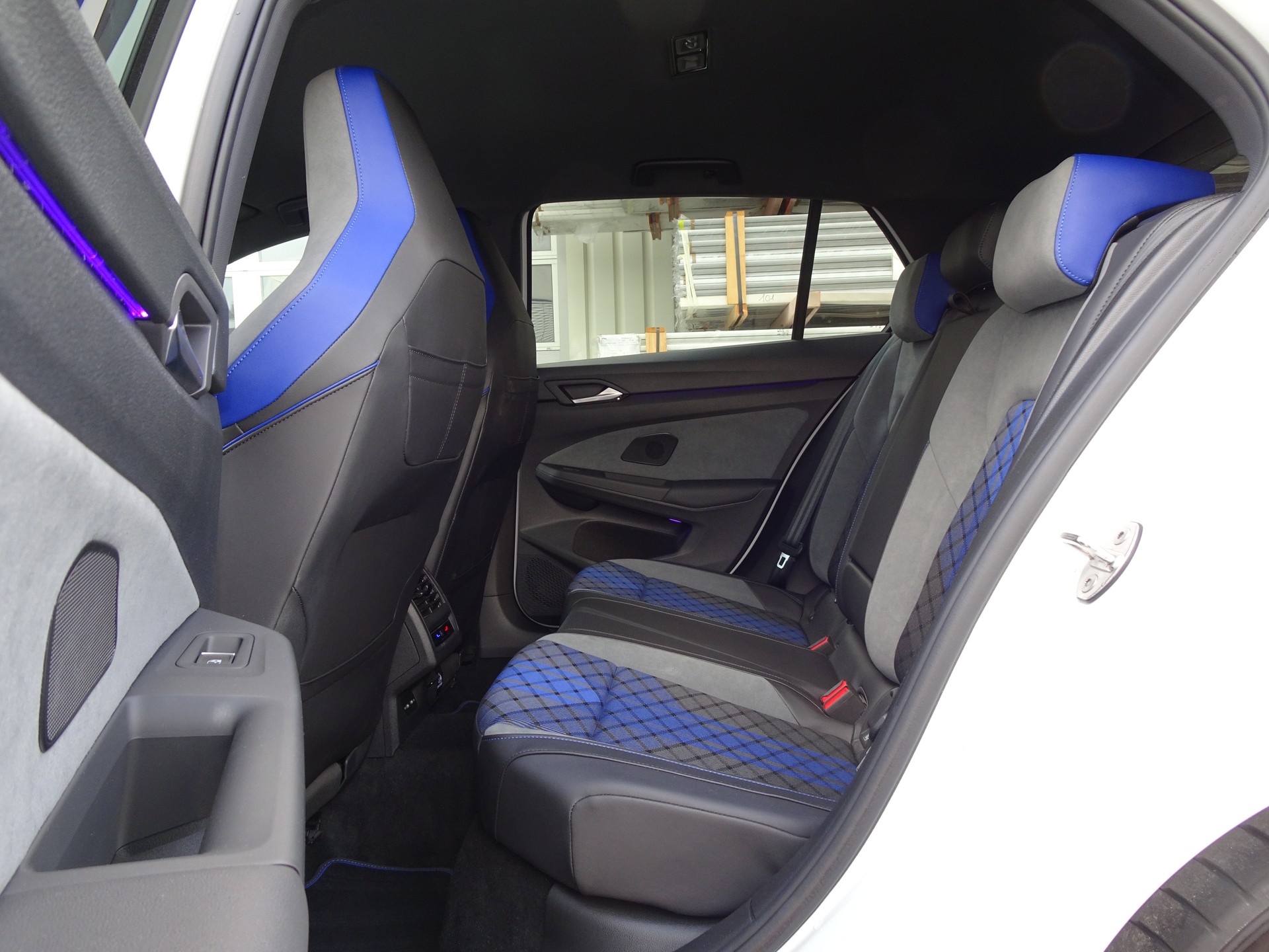 VW Golf 2.0 TSI R DSG 4Motion R Performance-image-9