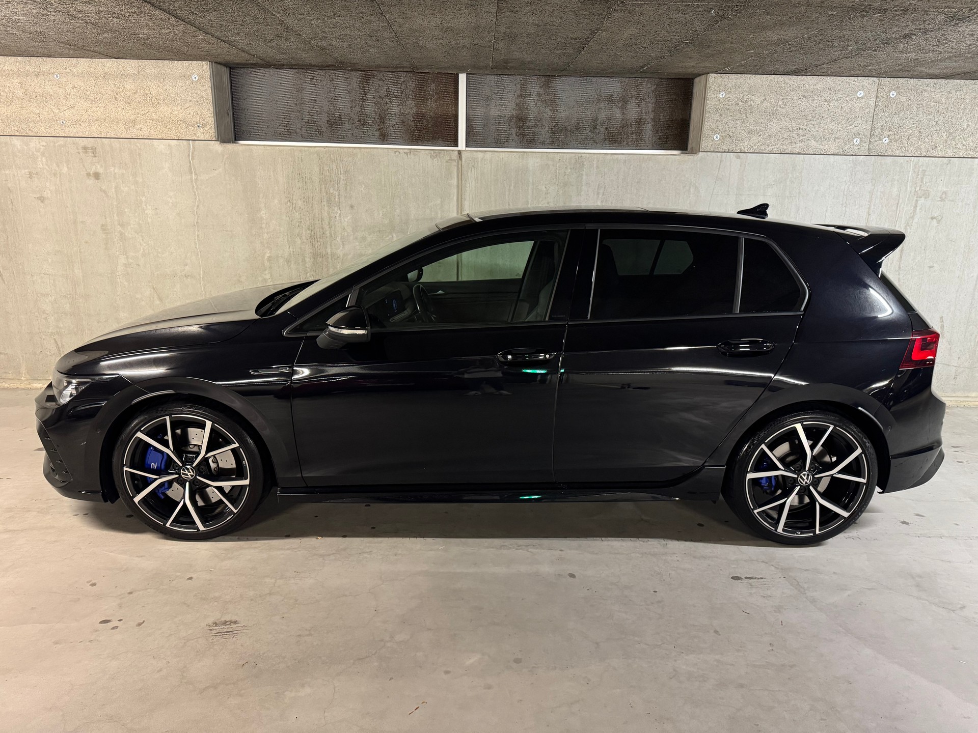 VW Golf 2.0 TSI R DSG 4Motion-image-1