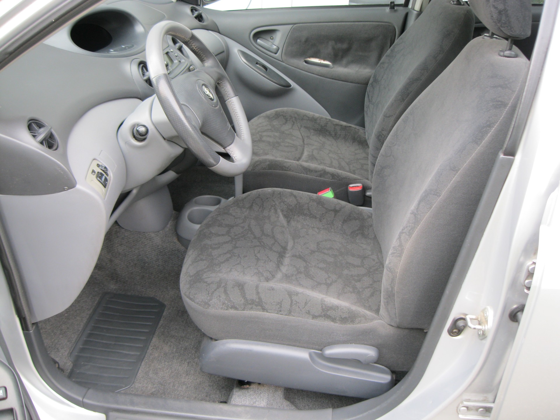 TOYOTA Yaris 1.3 Linea Sol-image-5