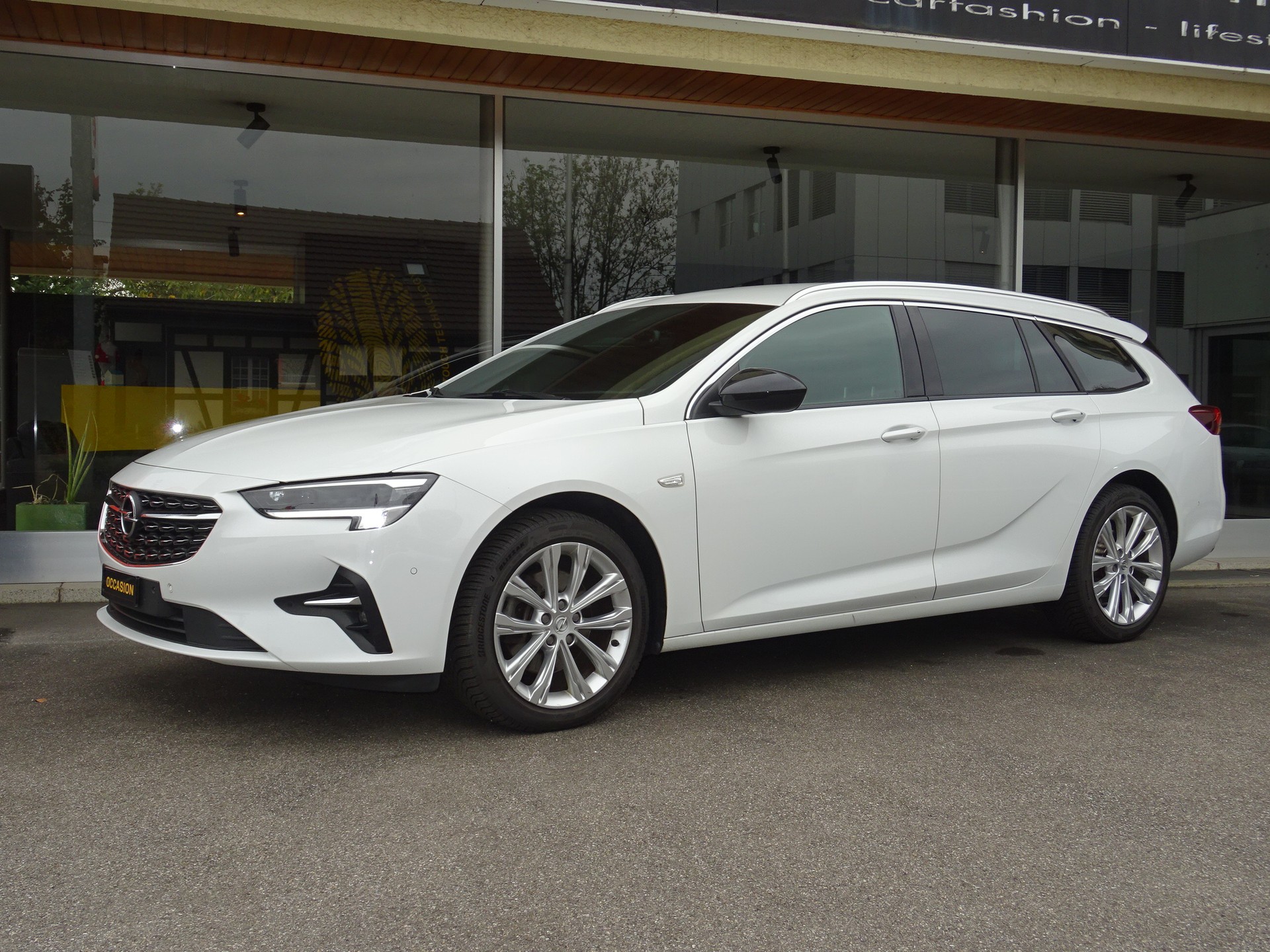 OPEL Insignia 2.0 CDTI Sports Tourer 4WD Ultimate Automatic-image-1
