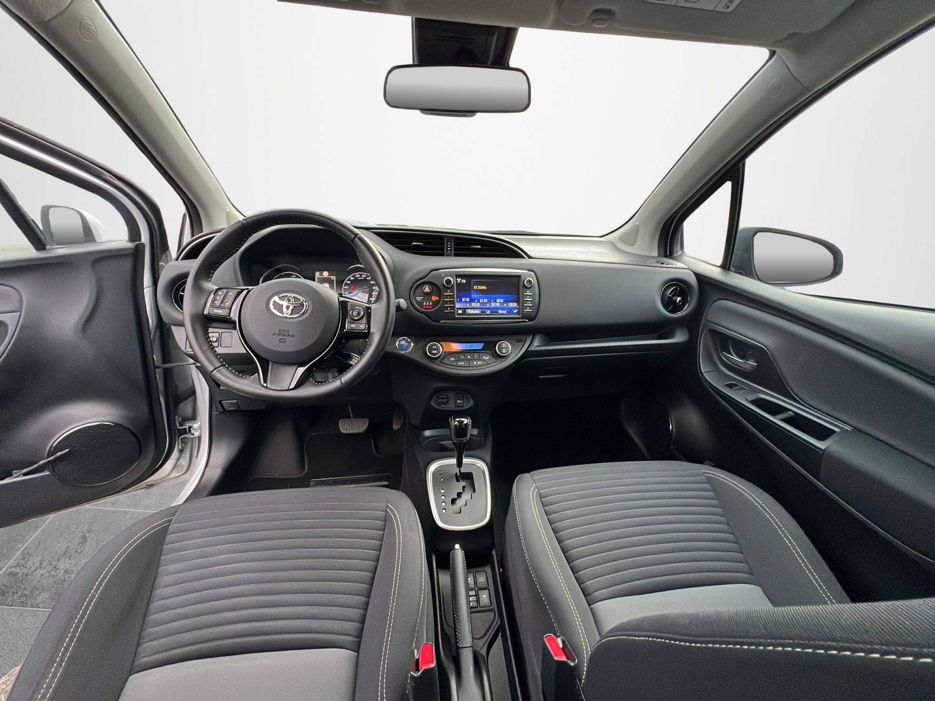 TOYOTA Yaris 1.5 VVT-i HSD Trend-image-12