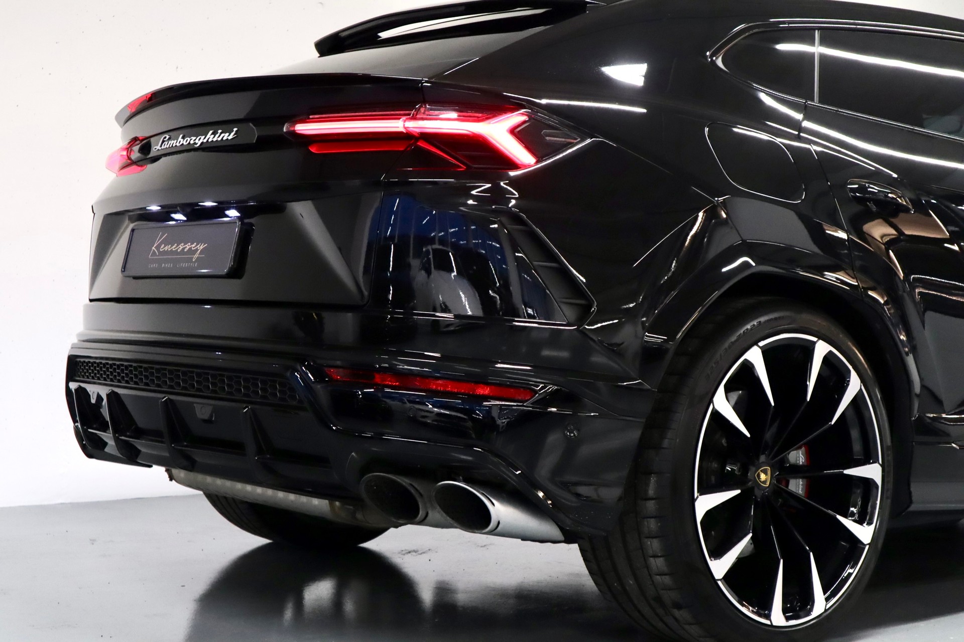 LAMBORGHINI Urus E-Gear | CH-Fzg. | 1. Hand | Top Ausstattung-image-4