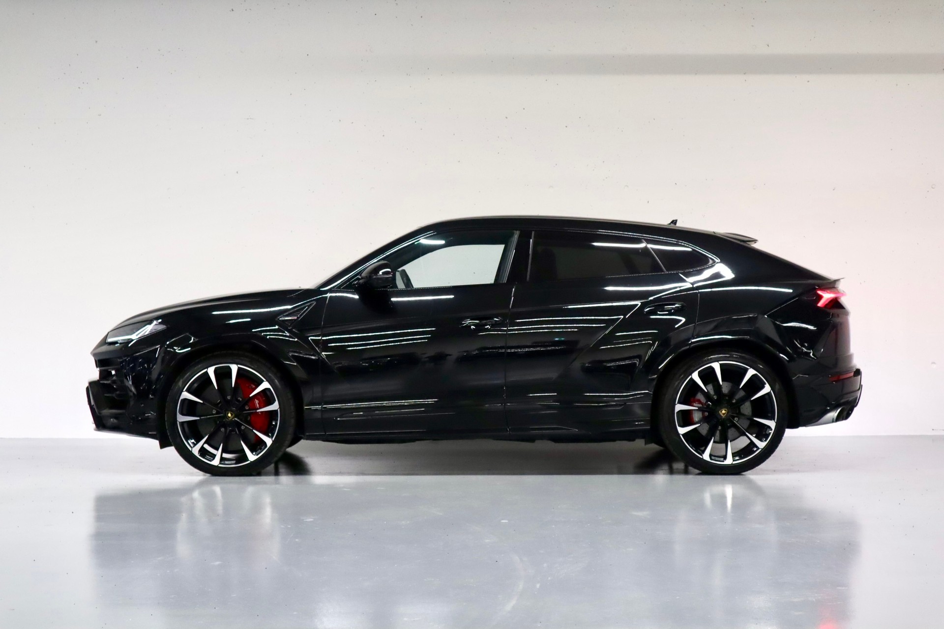 LAMBORGHINI Urus E-Gear | CH-Fzg. | 1. Hand | Top Ausstattung-image-1