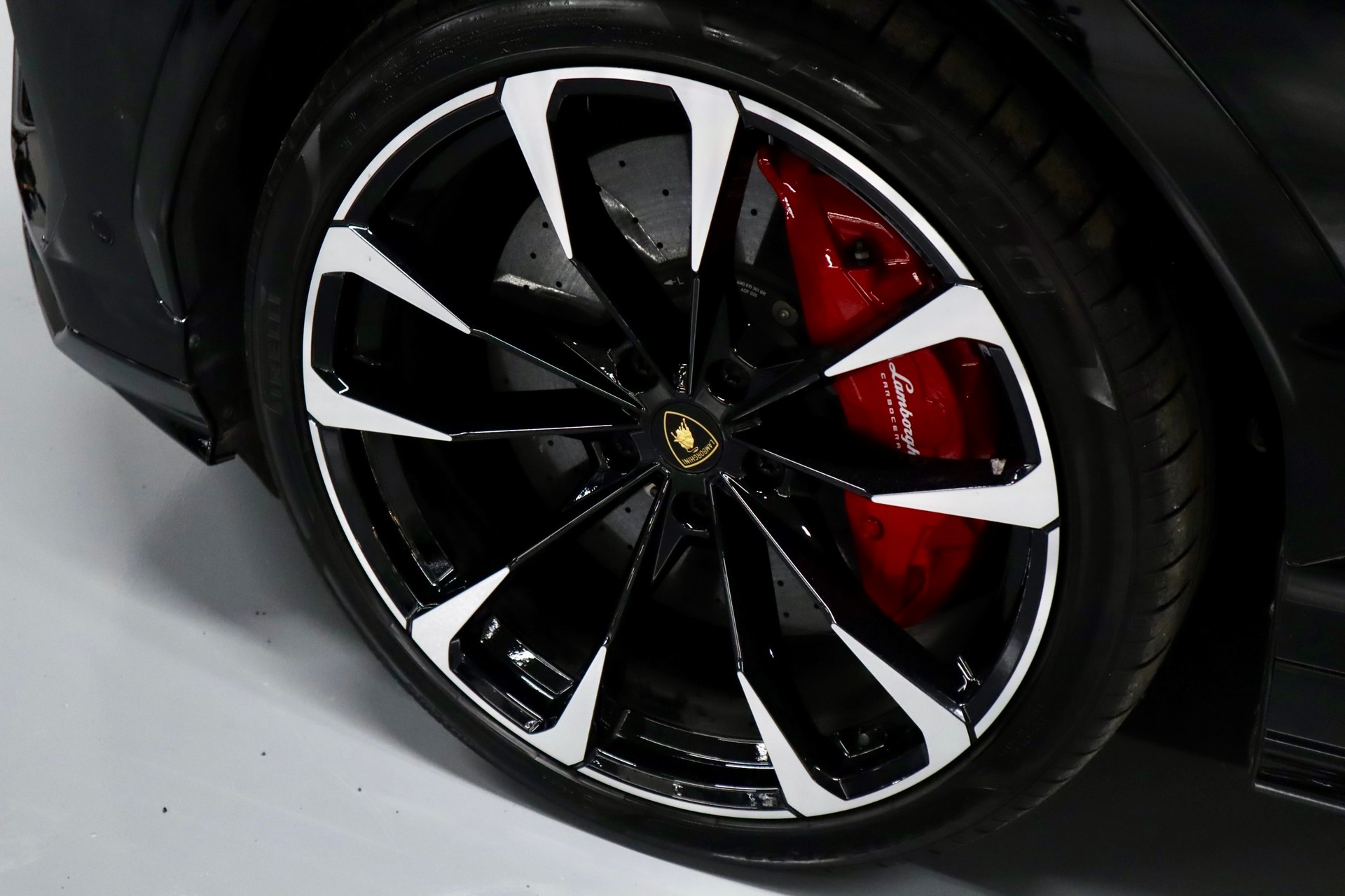 LAMBORGHINI Urus E-Gear | CH-Fzg. | 1. Hand | Top Ausstattung-image-2