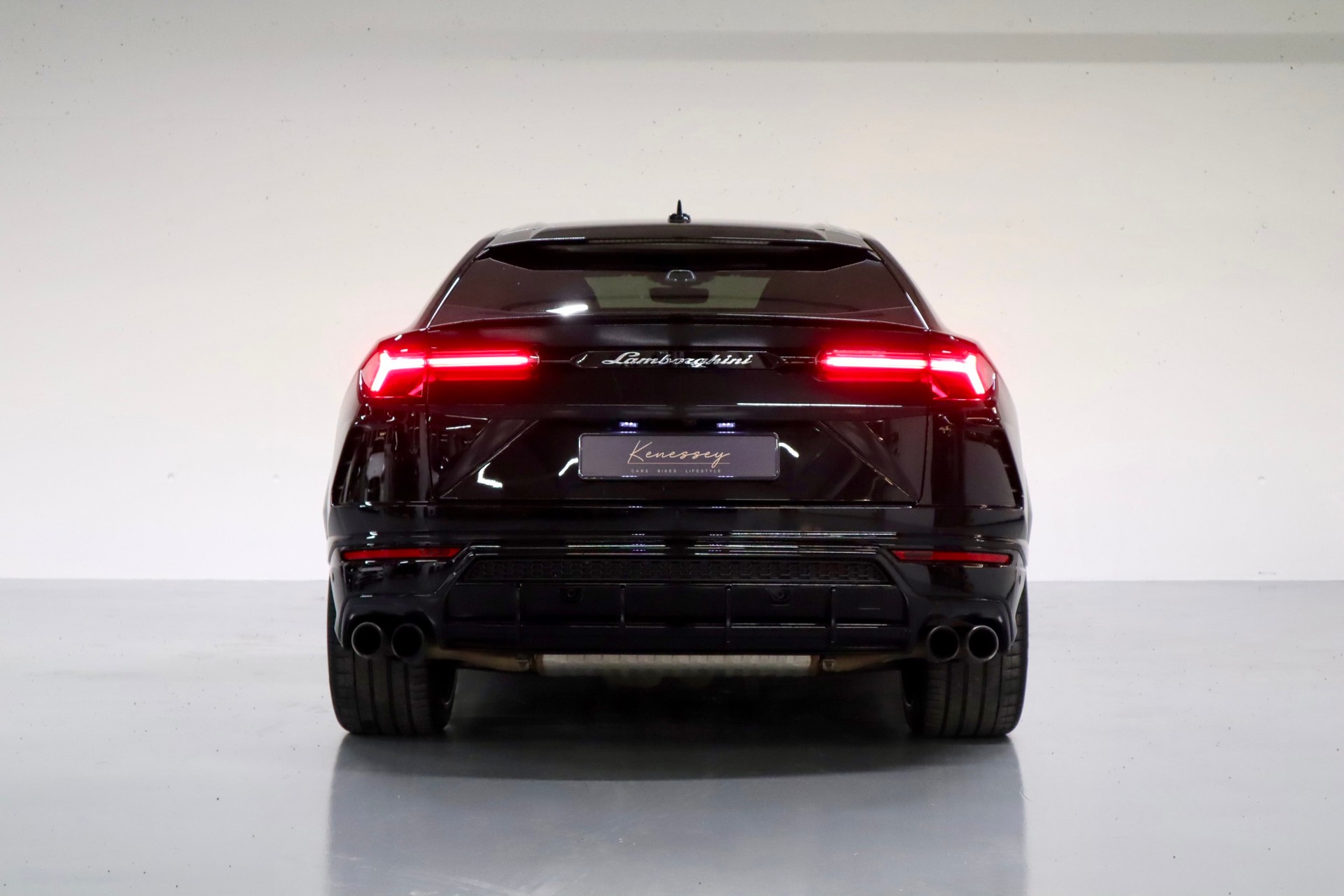 LAMBORGHINI Urus E-Gear | CH-Fzg. | 1. Hand | Top Ausstattung-image-3