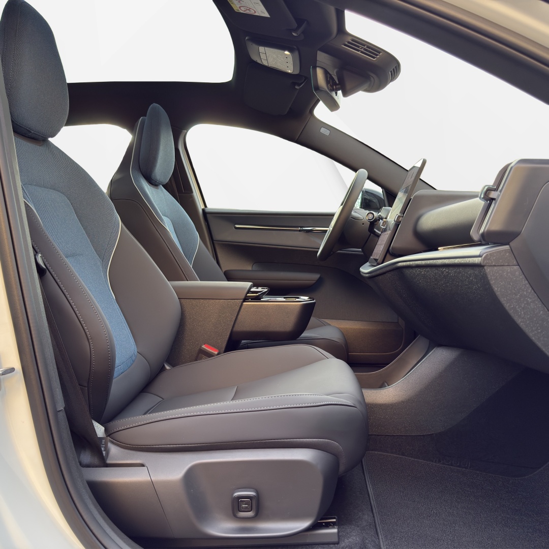 VOLVO EX30 E60 69kWh Twin Ultra-image-11
