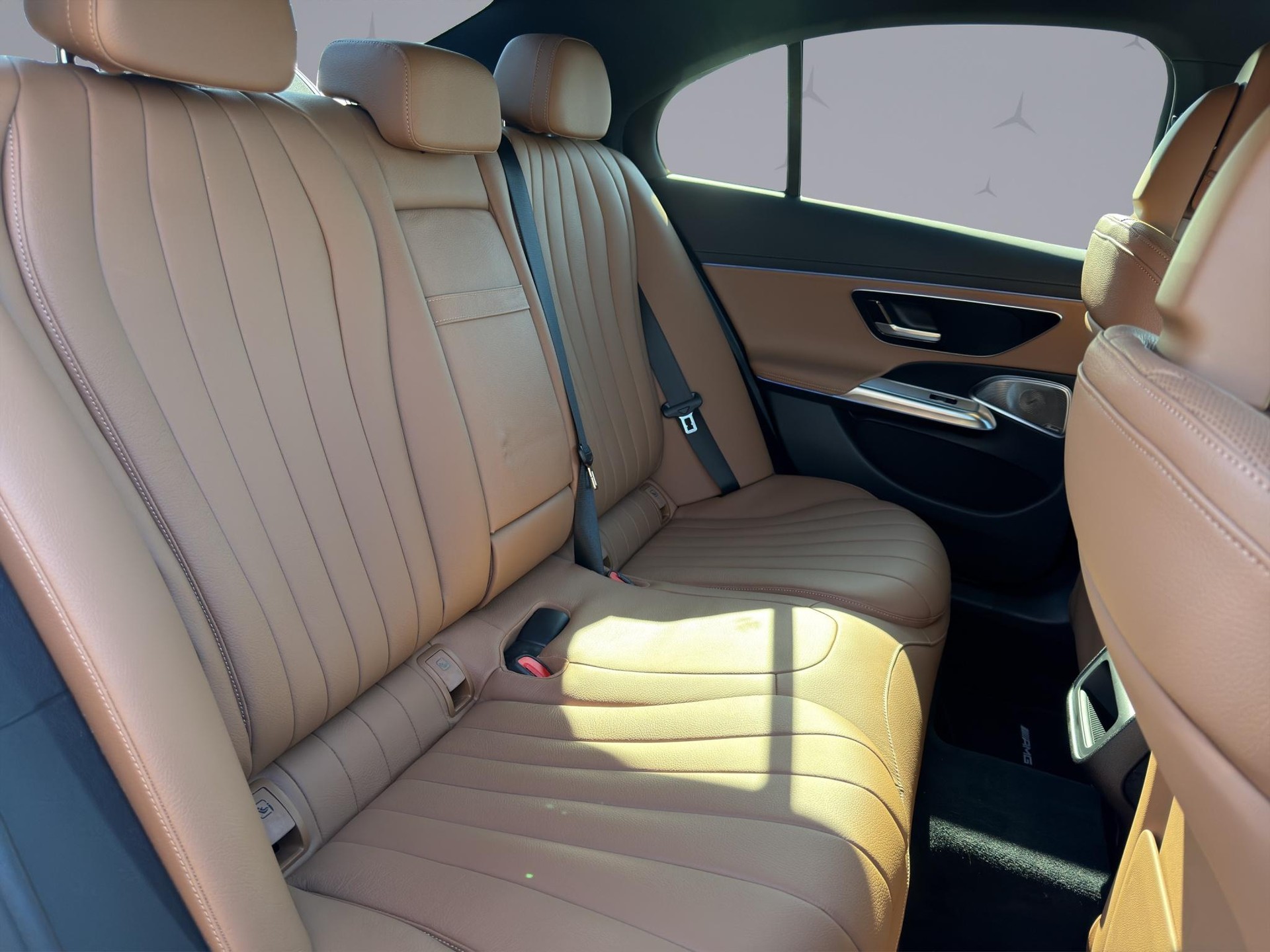 MERCEDES-BENZ E 400 e AMG Line 4matic-image-16