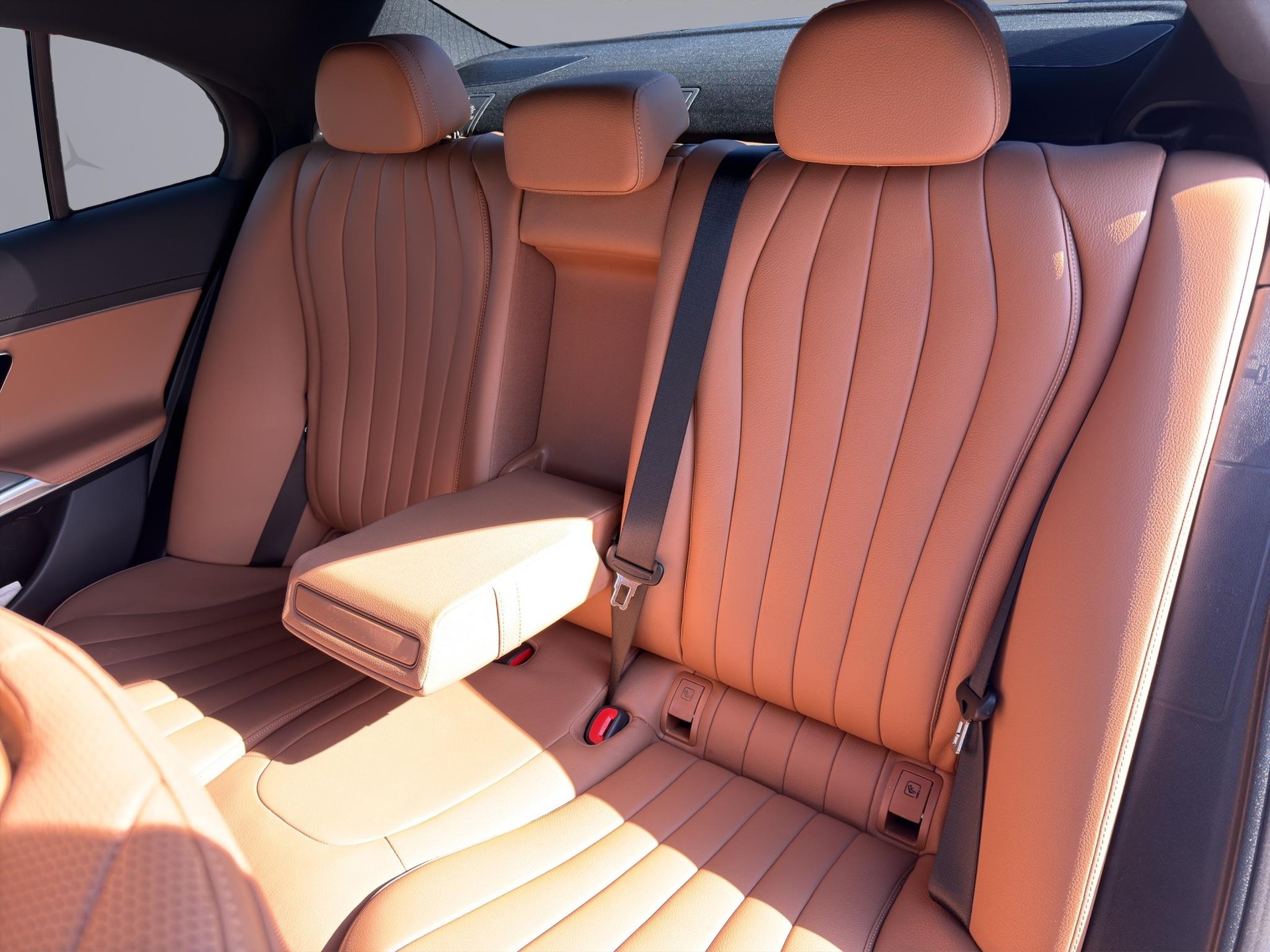 MERCEDES-BENZ E 400 e AMG Line 4matic-image-9