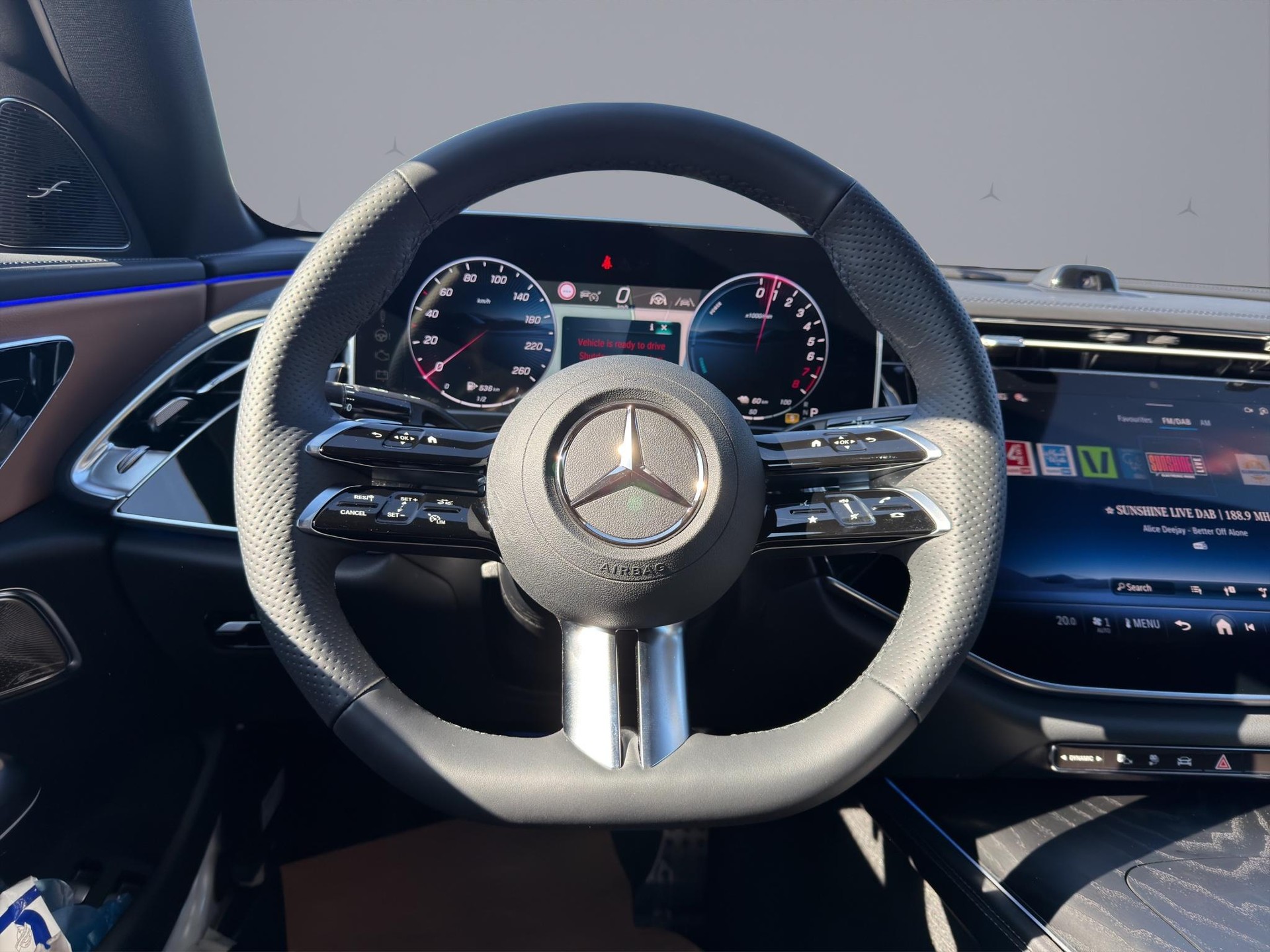 MERCEDES-BENZ E 400 e AMG Line 4matic-image-11
