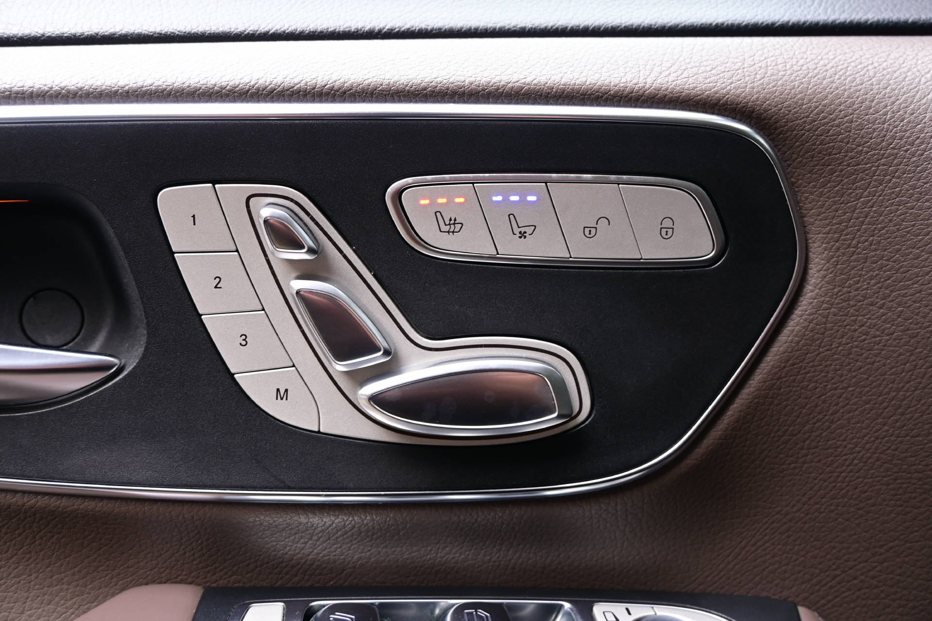 MERCEDES-BENZ V 250 d Exclusive AMG Line lang *Tisch*Panoramadach*Burmester*Sitzkühlung/Heizung*-image-18