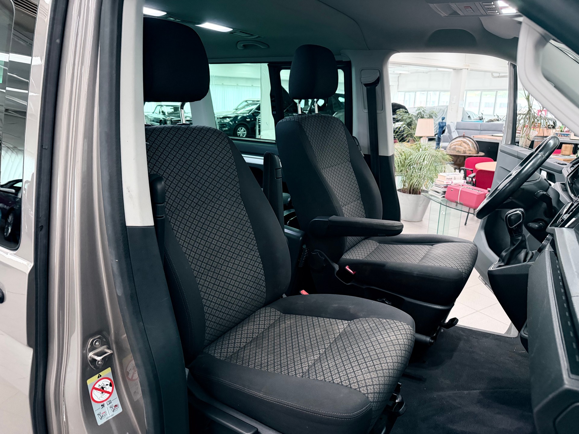 VW T6.1 Multivan 2.0 TDI Liberty Edition 4Motion DSG-image-6