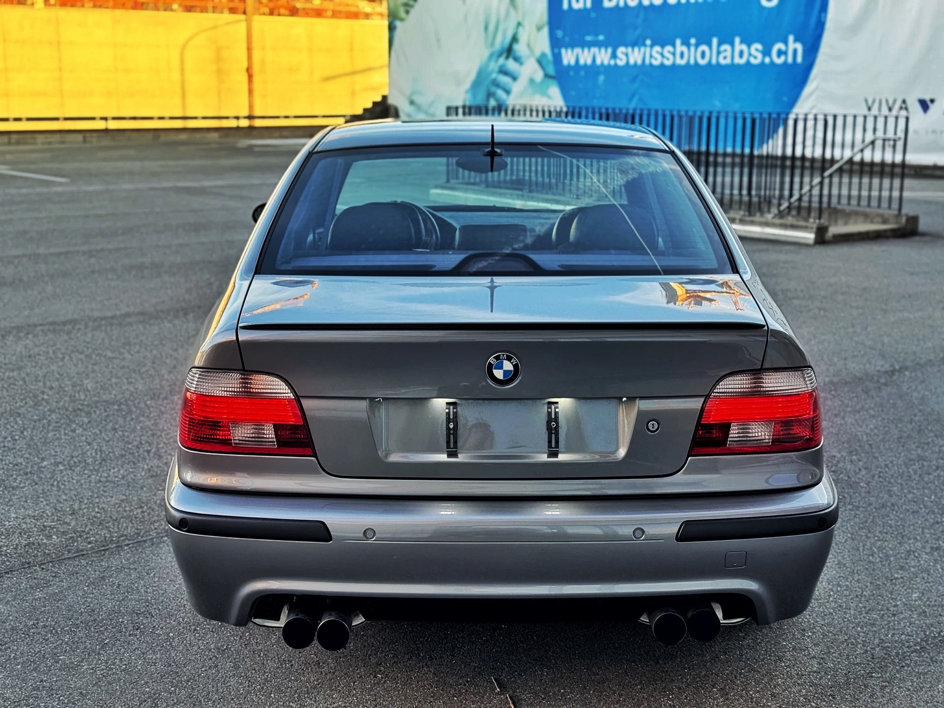 BMW M5-showroom-element-3