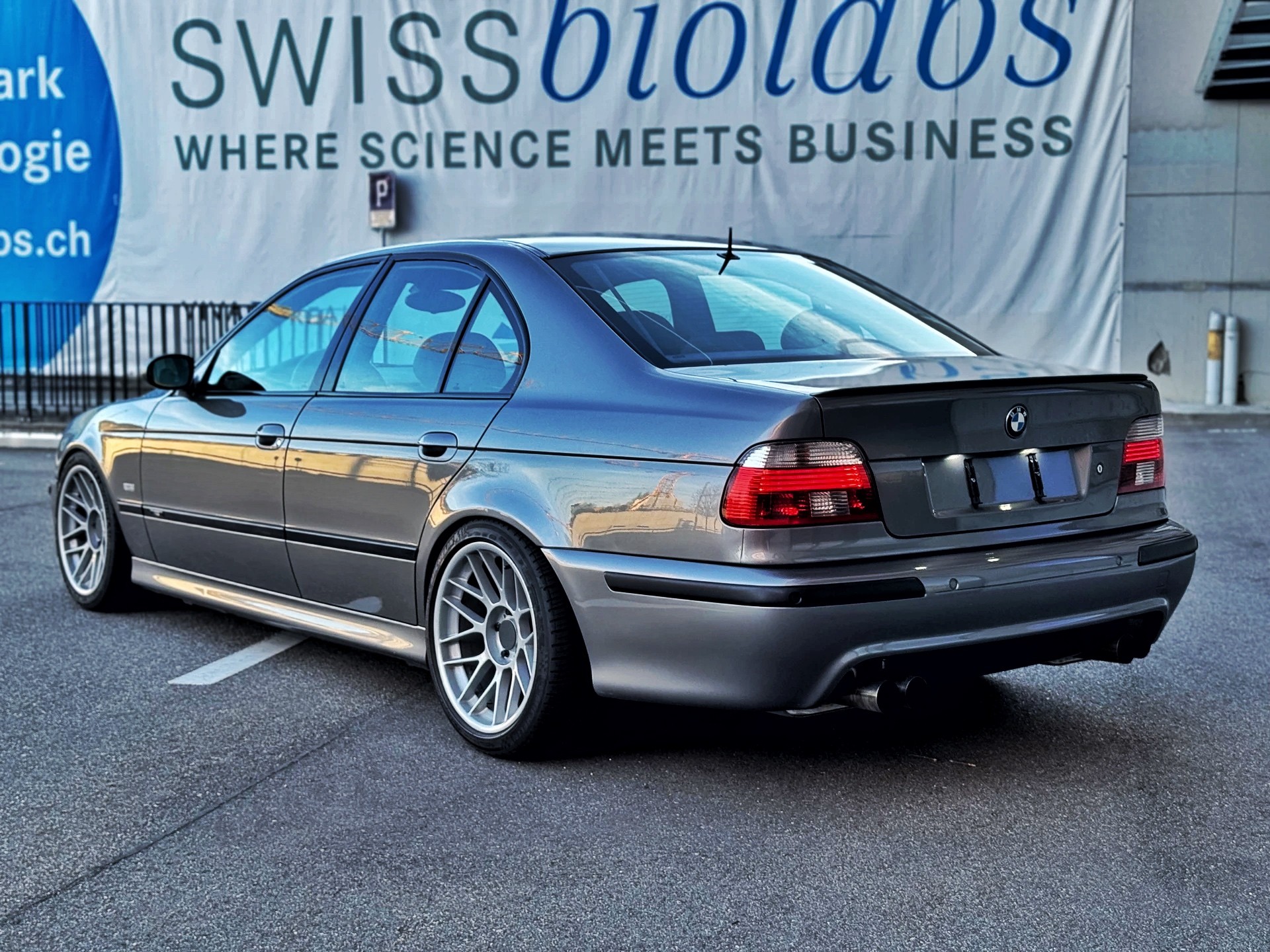 BMW M5-showroom-element-2