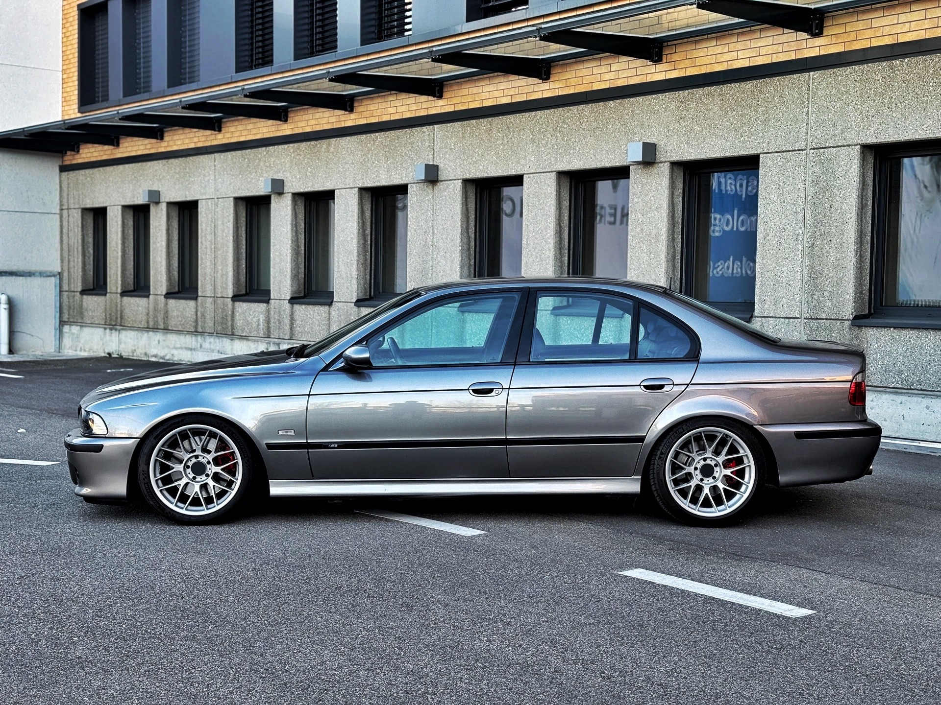 BMW M5-showroom-element-1