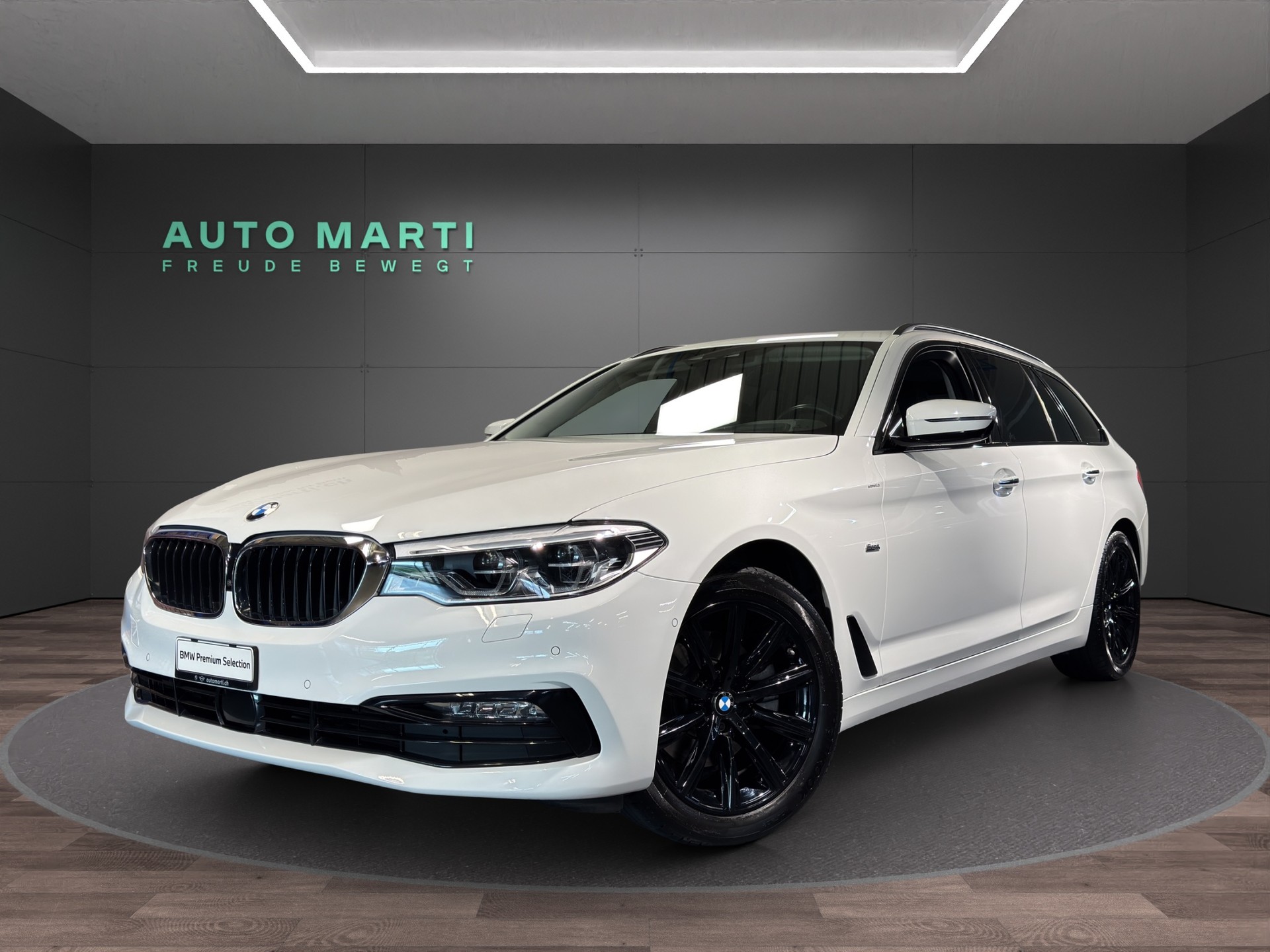 BMW 520d xDrive Touring Sport Line-image-0