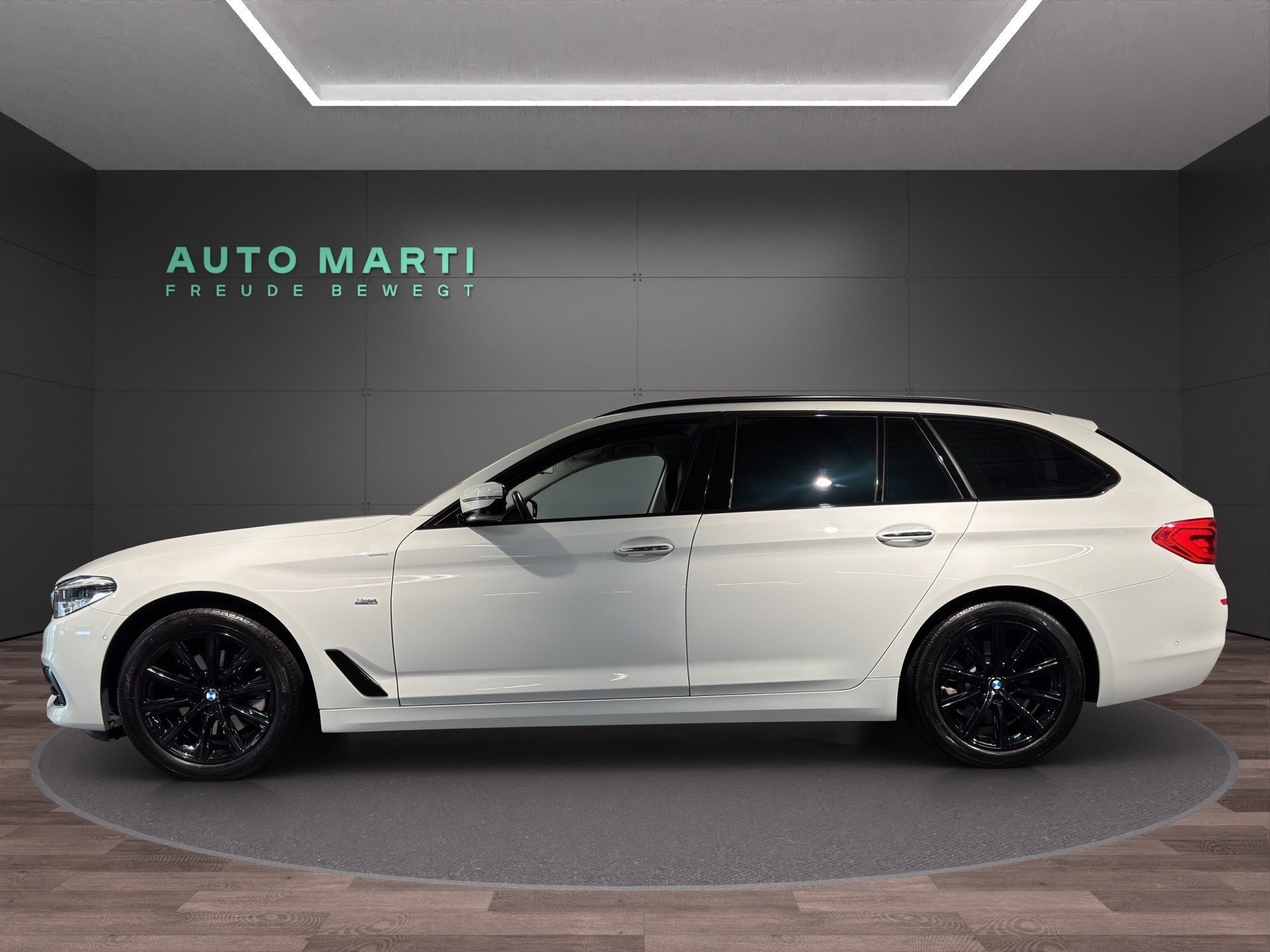 BMW 520d xDrive Touring Sport Line-image-1