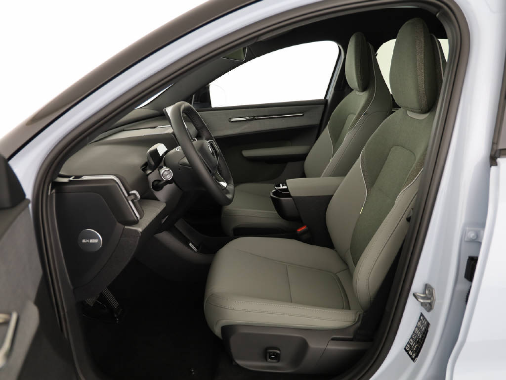 VOLVO EX 30 Cross Country P8 Ultra AWD-image-1