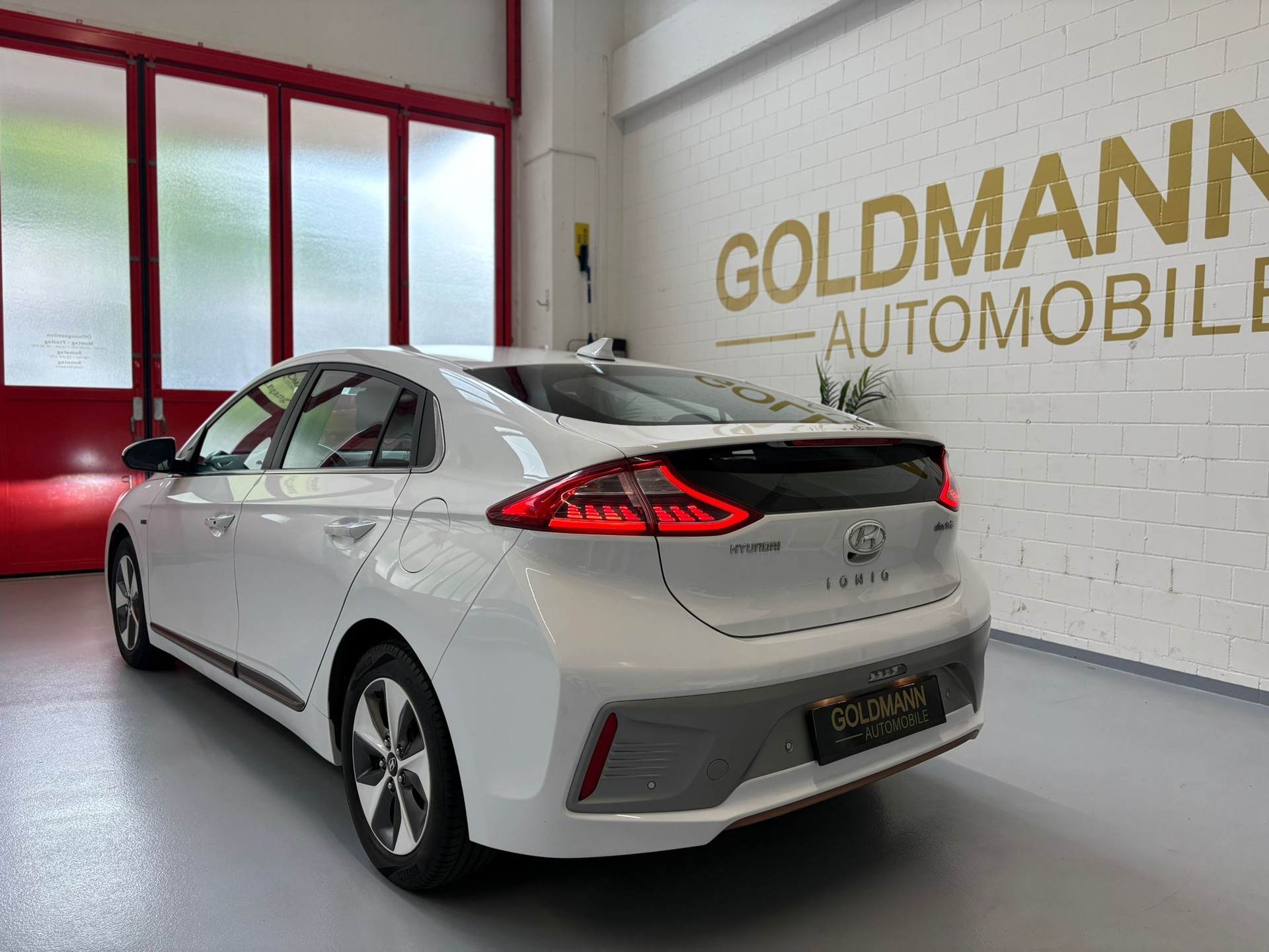 HYUNDAI Ioniq Launch Plus-showroom-element-2
