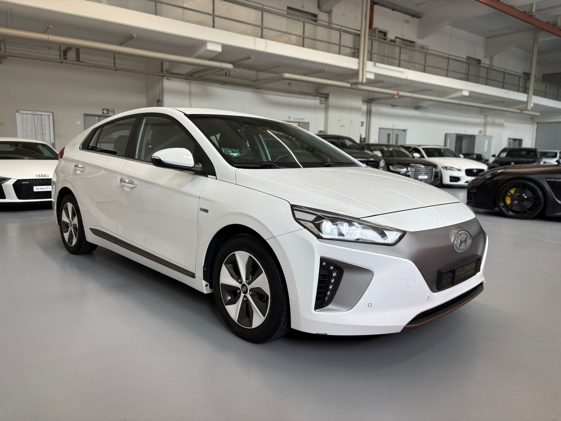 HYUNDAI Ioniq Launch Plus-showroom-element-3