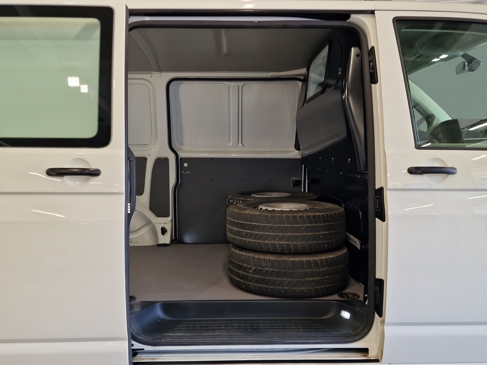 VW T6.1 2.0 TDI DSG-image-14