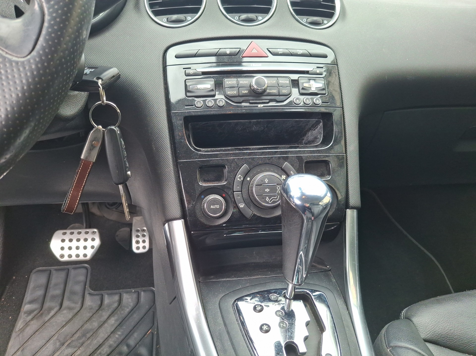 PEUGEOT 308 CC 1.6 16V Turbo Platinum Automatic-image-8