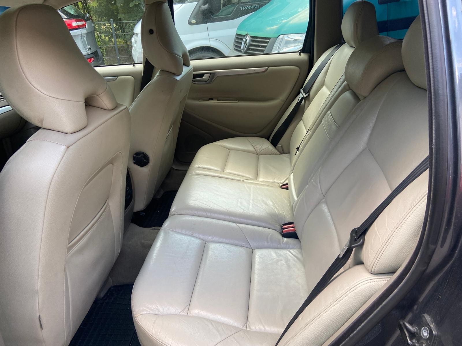 VOLVO V70 2.0T Momentum-image-9