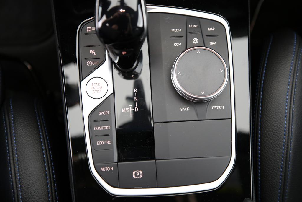 BMW 120i-image-9