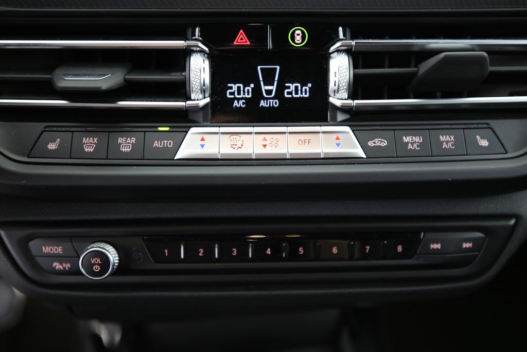 BMW 120i-image-7