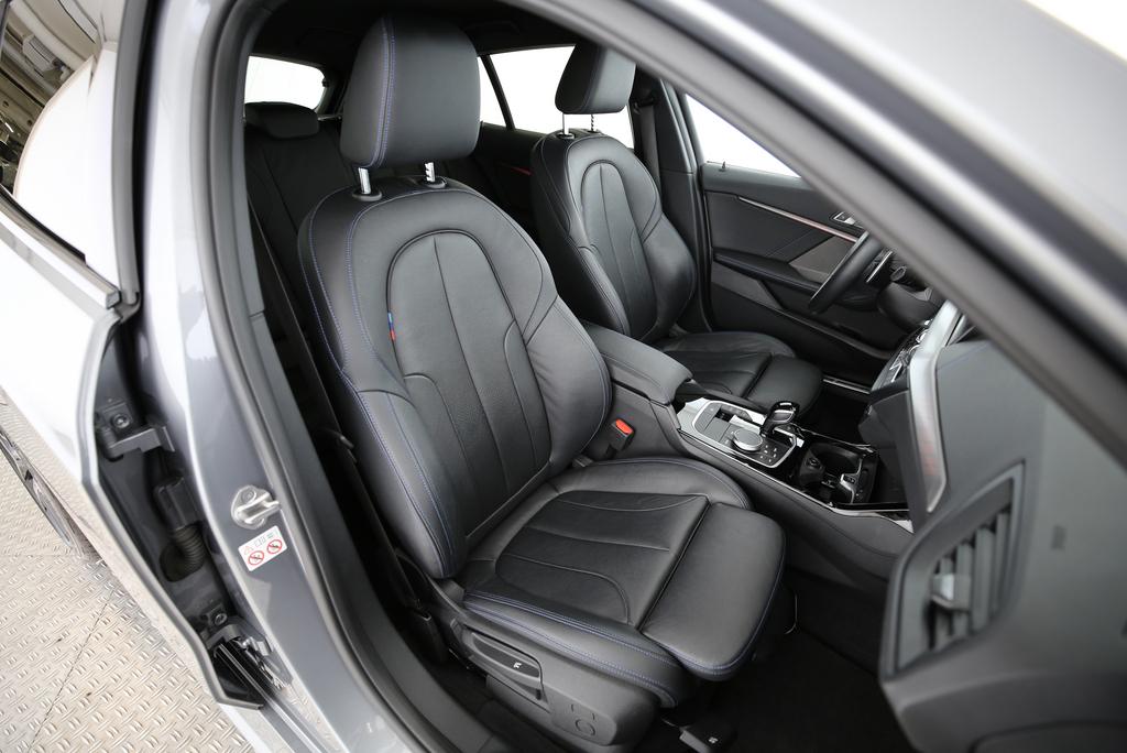 BMW 120i-image-13