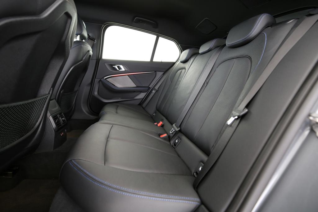 BMW 120i-image-12