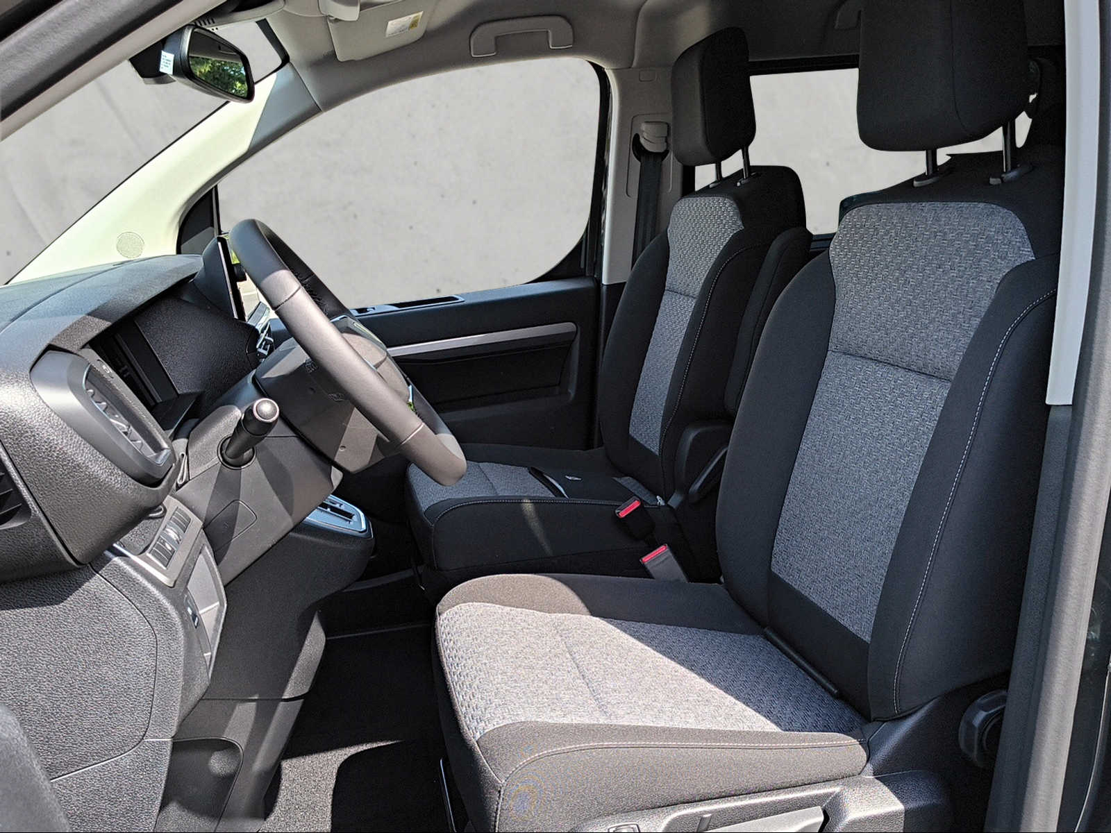 PEUGEOT Traveller Standard 2.2 BlueHDi 180 Family Edition S/S-image-12