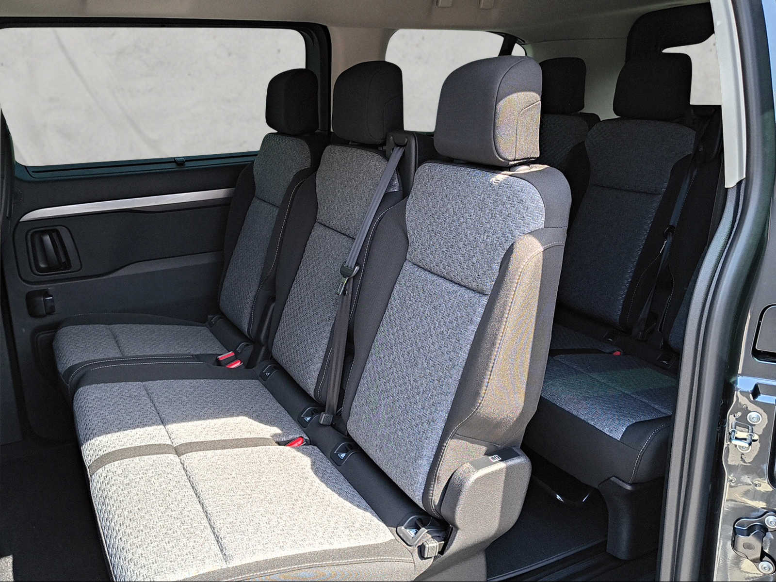 PEUGEOT Traveller Standard 2.2 BlueHDi 180 Family Edition S/S-image-11