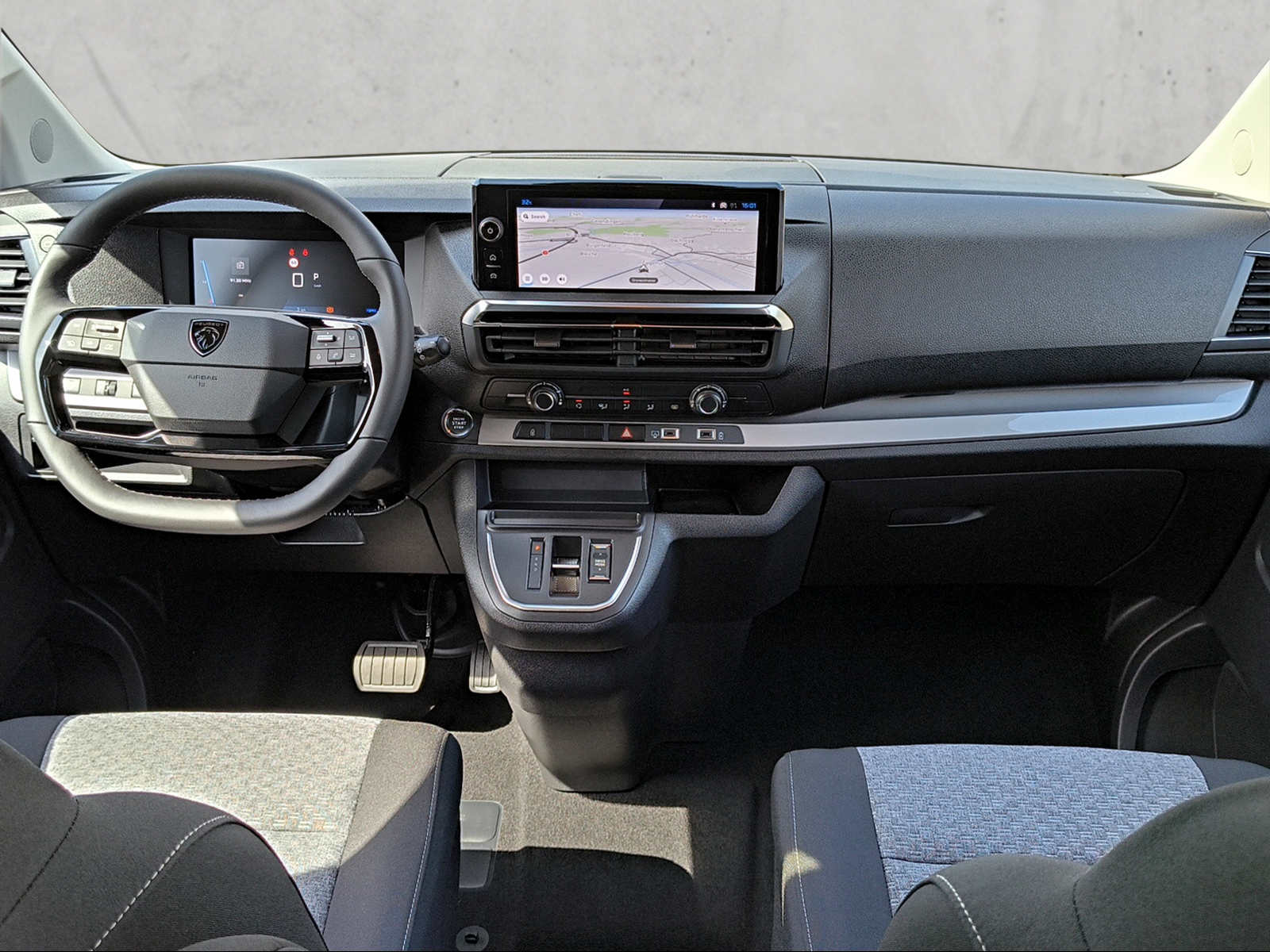 PEUGEOT Traveller Standard 2.2 BlueHDi 180 Family Edition S/S-image-14