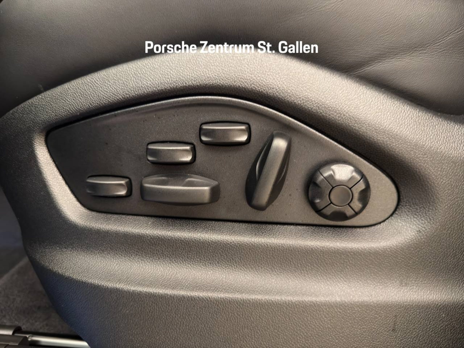 PORSCHE Cayenne E-Hybrid Coupé Black Edition-image-22