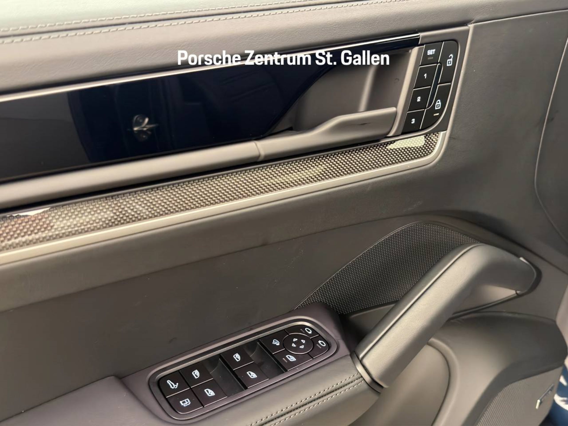 PORSCHE Cayenne E-Hybrid Coupé Black Edition-image-16