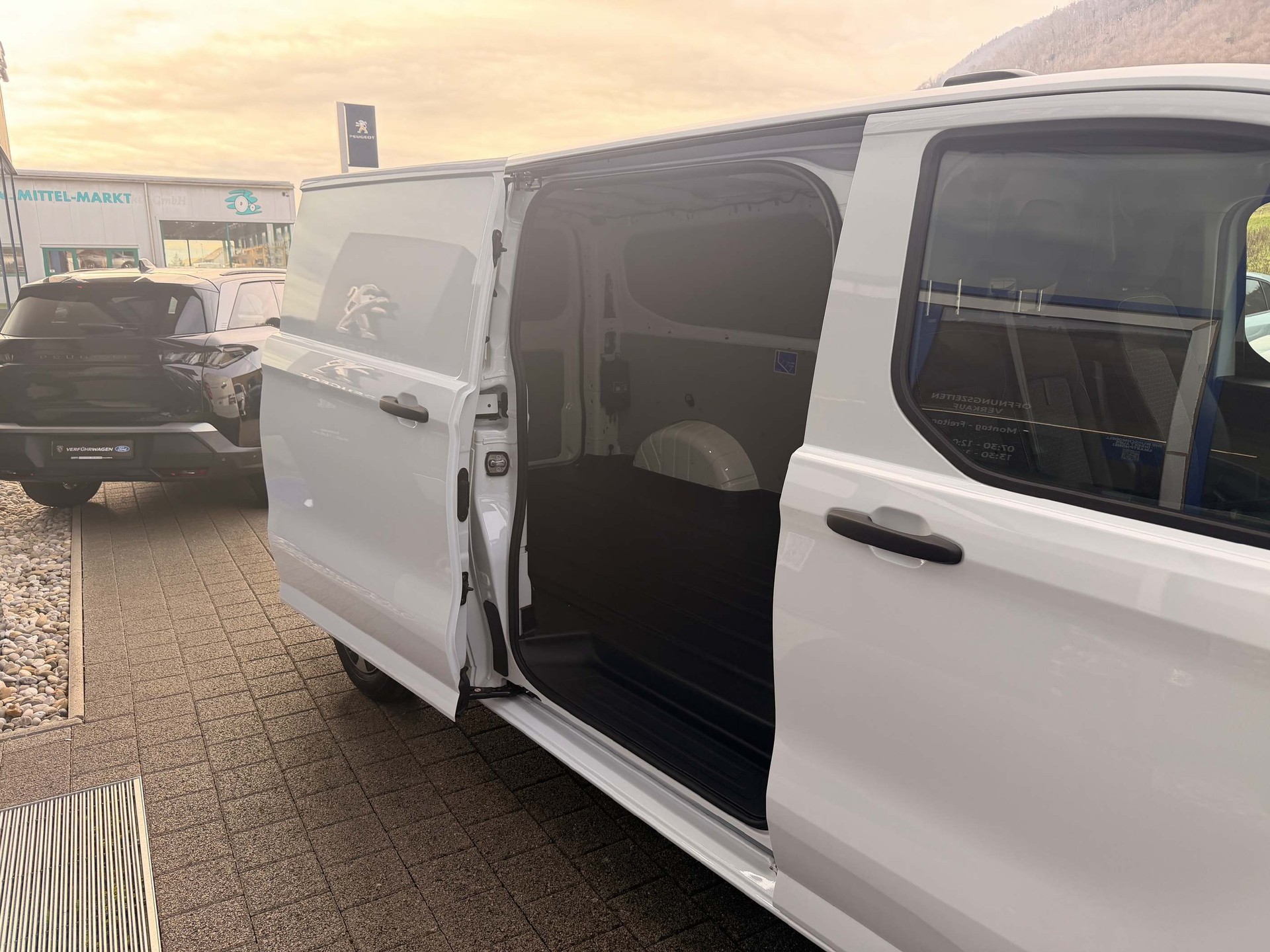 FORD Transit Custom Van 320 L1 2.5 Duratec 233 Trend PHEV-image-8