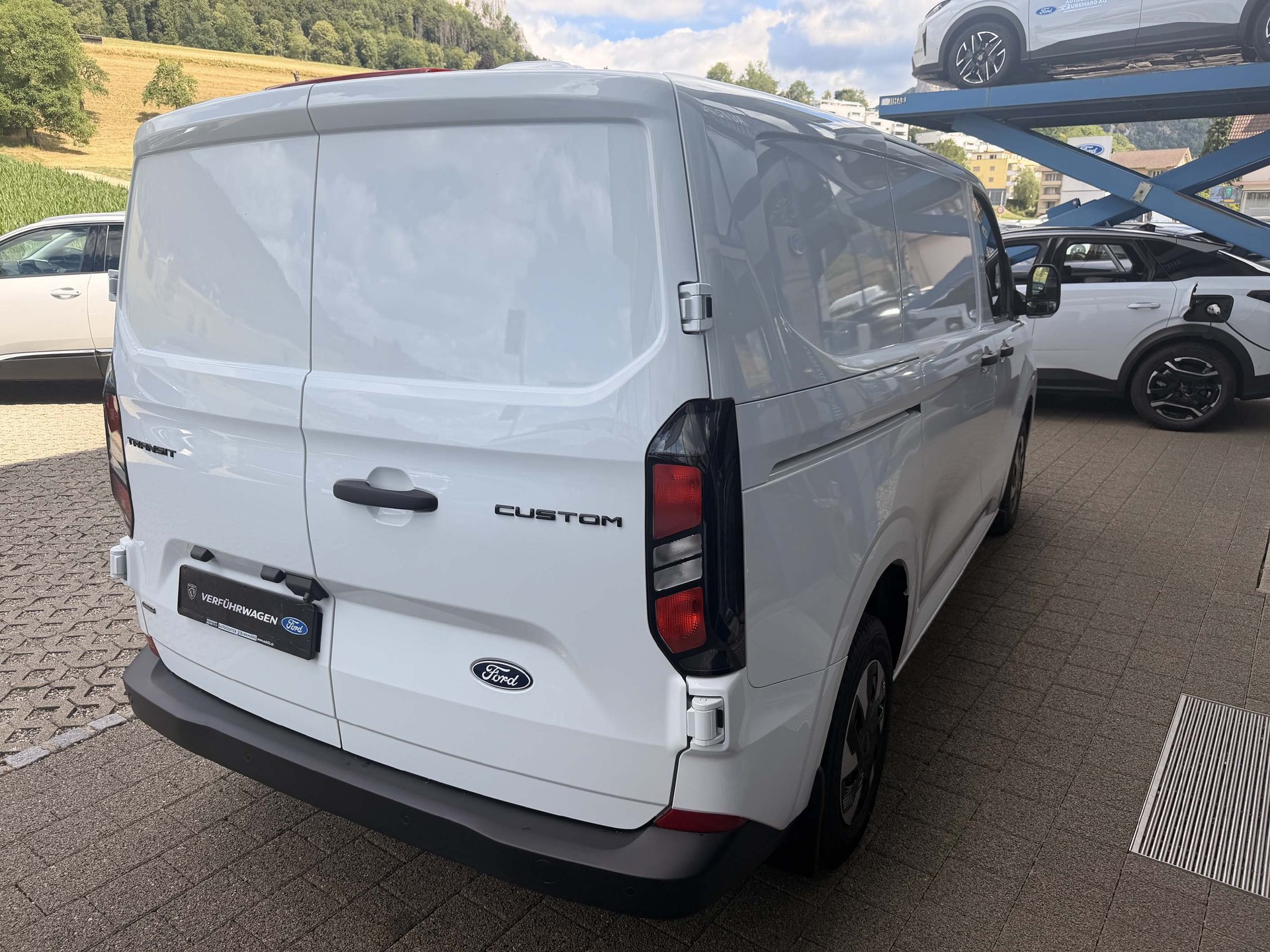 FORD Transit Custom Van 320 L1 2.5 Duratec 233 Trend PHEV-image-4