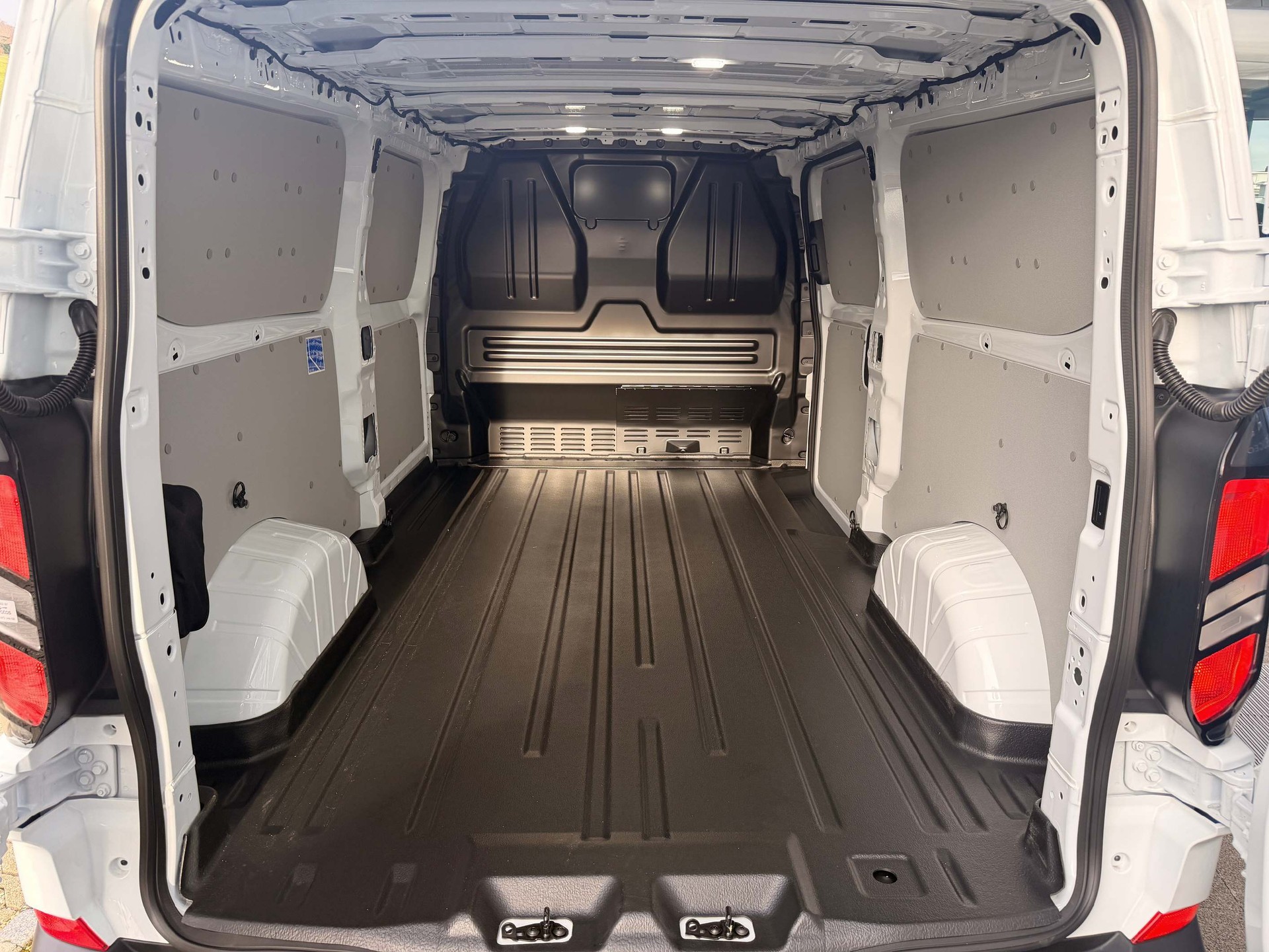 FORD Transit Custom Van 320 L1 2.5 Duratec 233 Trend PHEV-image-7