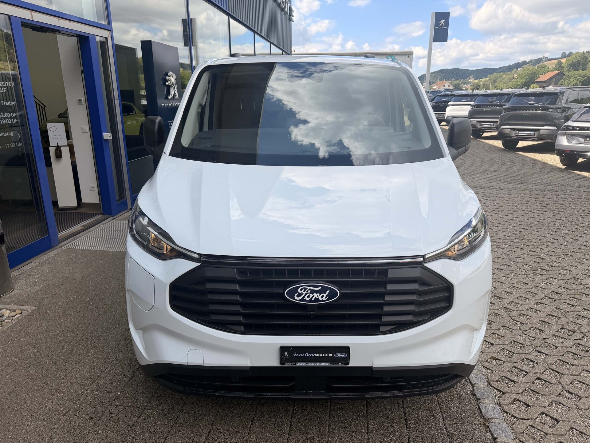 FORD Transit Custom Van 320 L1 2.5 Duratec 233 Trend PHEV-showroom-element-2
