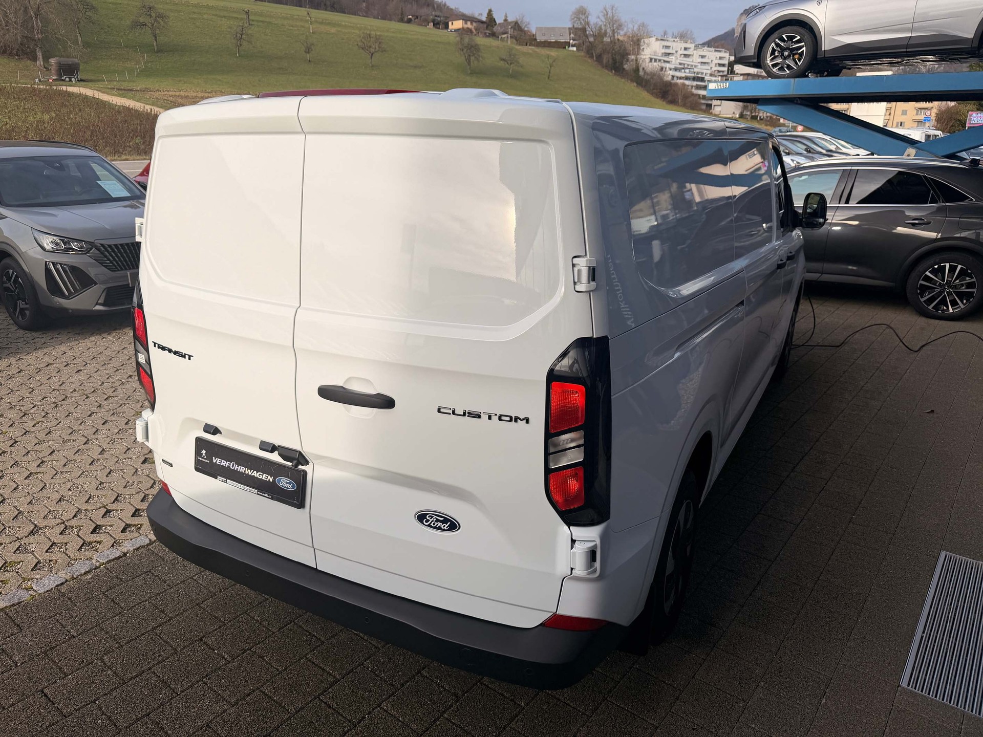 FORD Transit Custom Van 320 L1 2.5 Duratec 233 Trend PHEV-image-4
