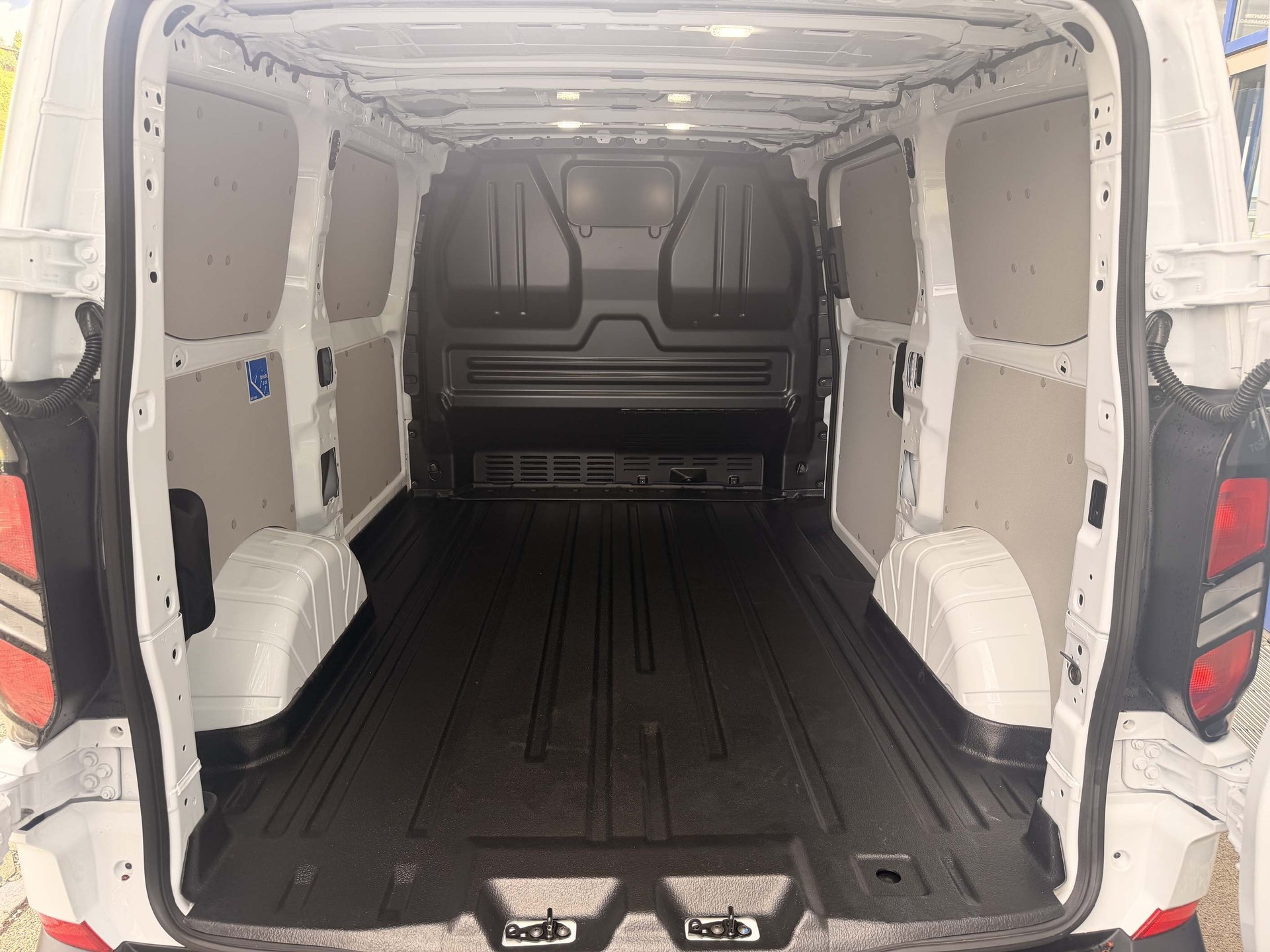 FORD Transit Custom Van 320 L1 2.5 Duratec 233 Trend PHEV-image-7