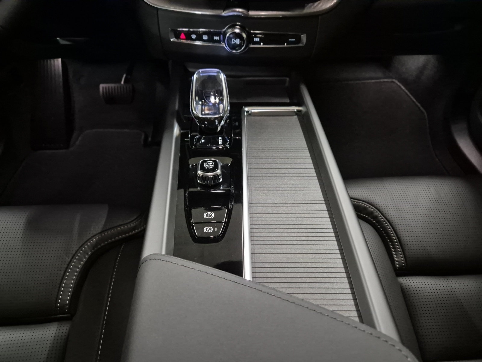 VOLVO XC60 2.0 T8 TE Ultra Dark eAWD-image-13