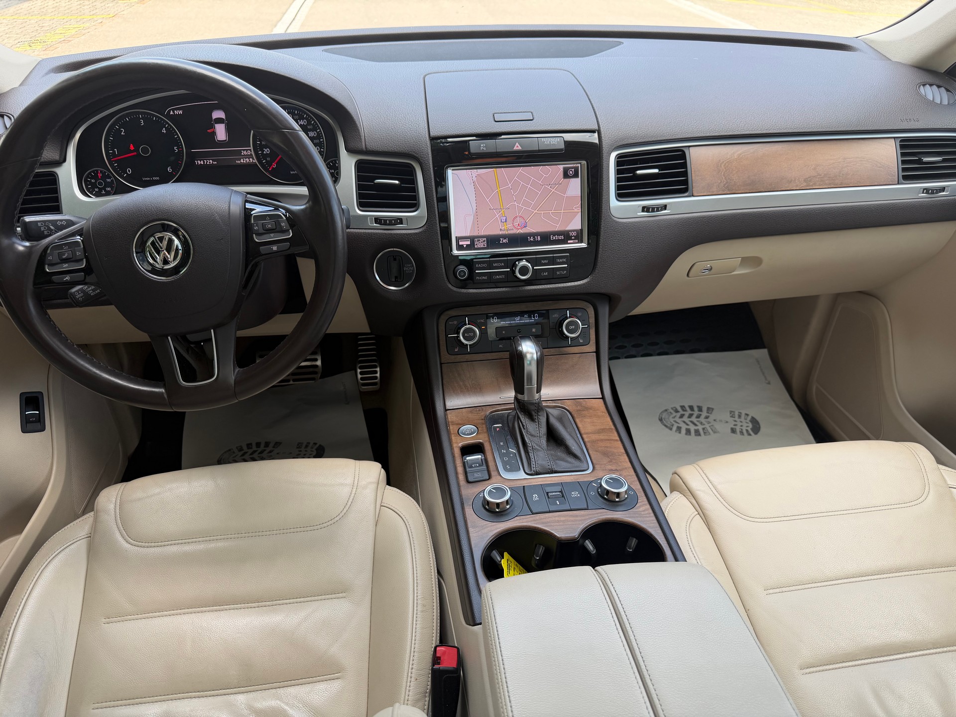 VW Touareg 4.2 TDI Tiptronic AHK 3500 Kg-image-8